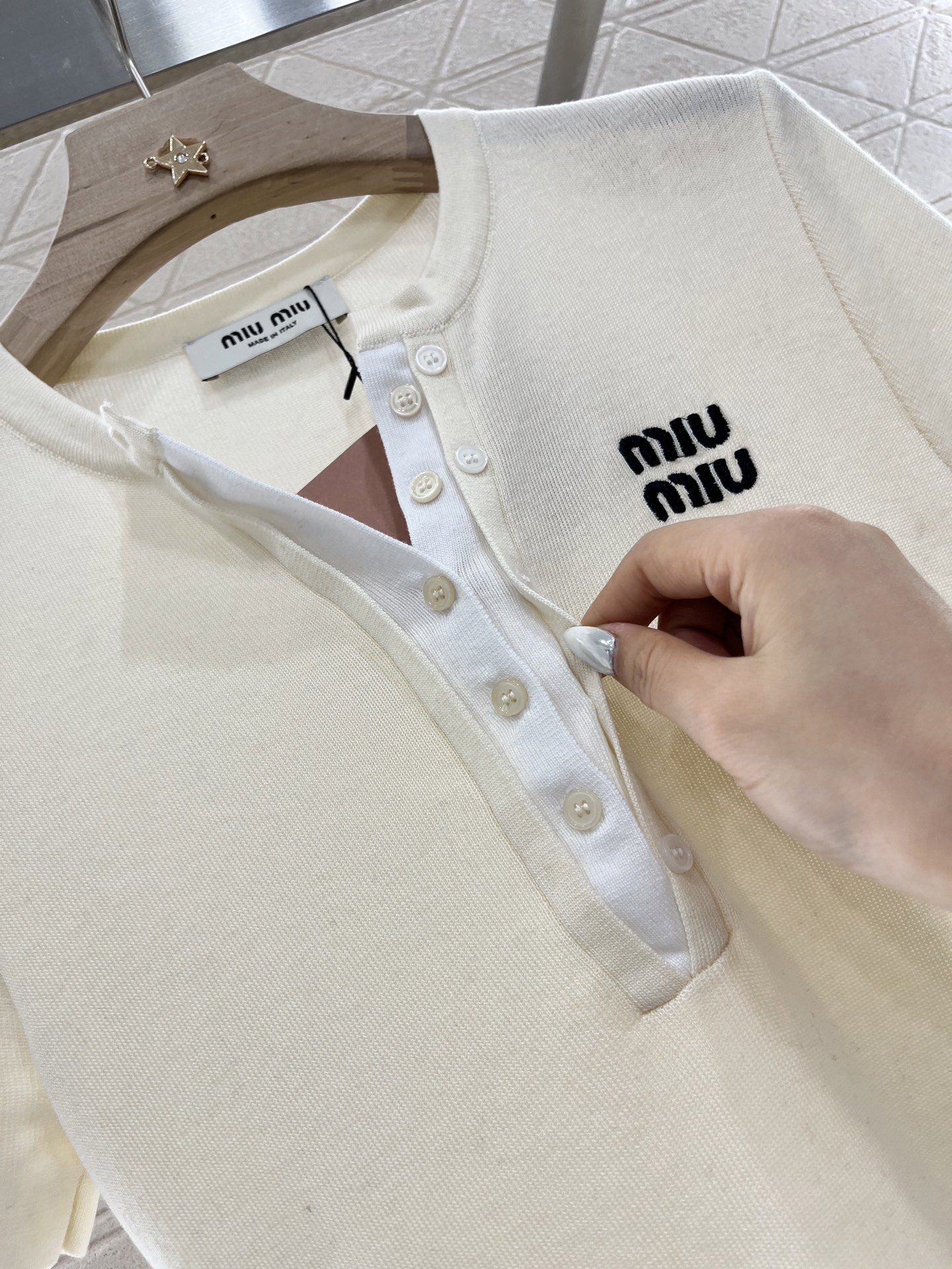 ♥Miumi*♥2025新品上架
   纽扣假两件针织短袖
定制YB羊毛纱线织造 细腻柔软 垂顺冰爽 精