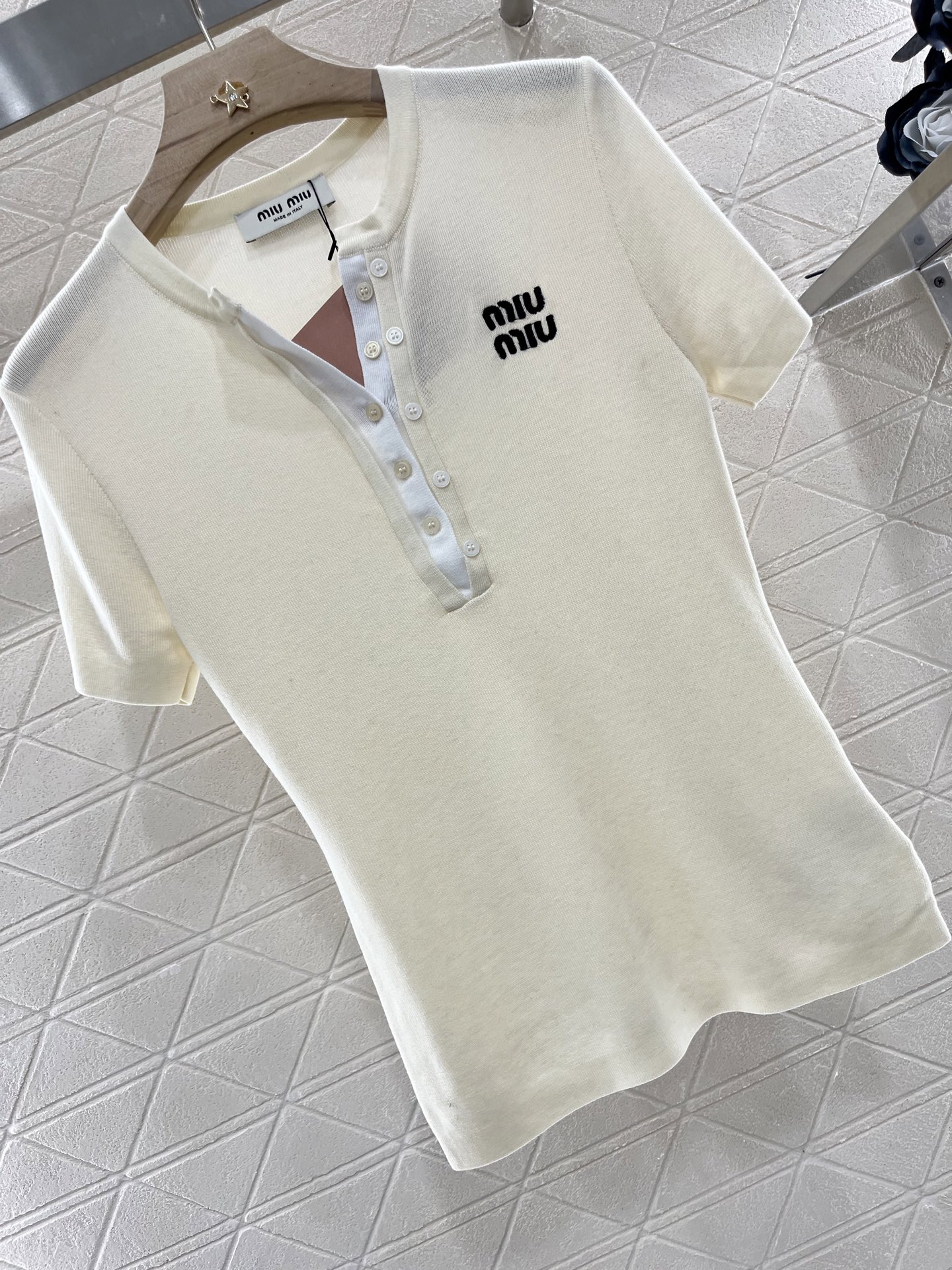 ♥Miumi*♥2025新品上架
   纽扣假两件针织短袖
定制YB羊毛纱线织造 细腻柔软 垂顺冰爽 精