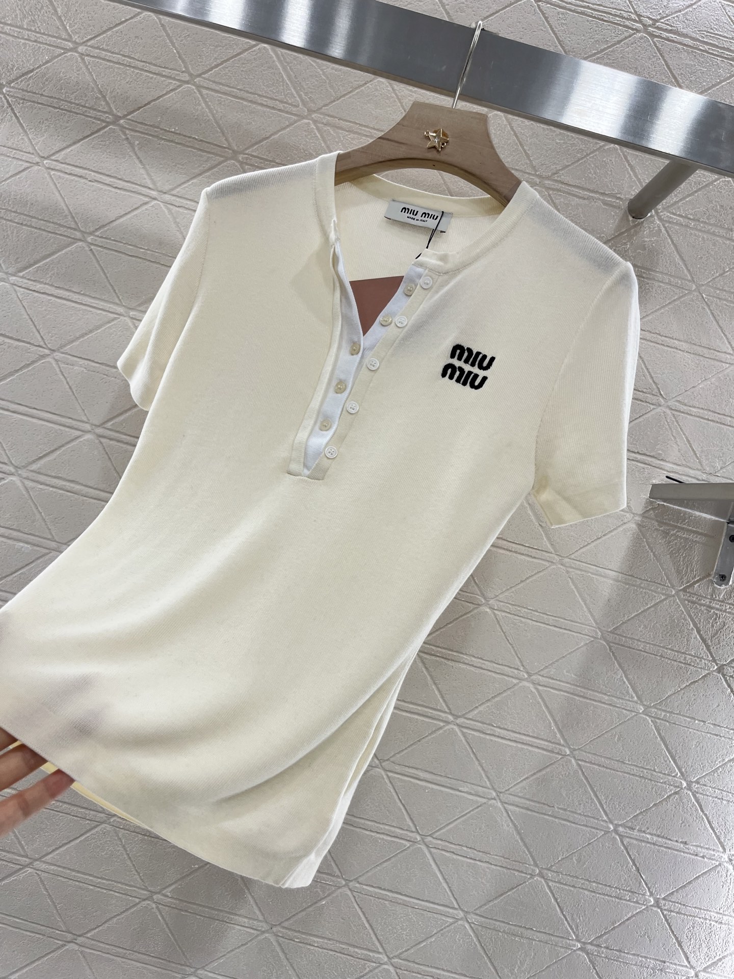 ♥Miumi*♥2025新品上架
   纽扣假两件针织短袖
定制YB羊毛纱线织造 细腻柔软 垂顺冰爽 精