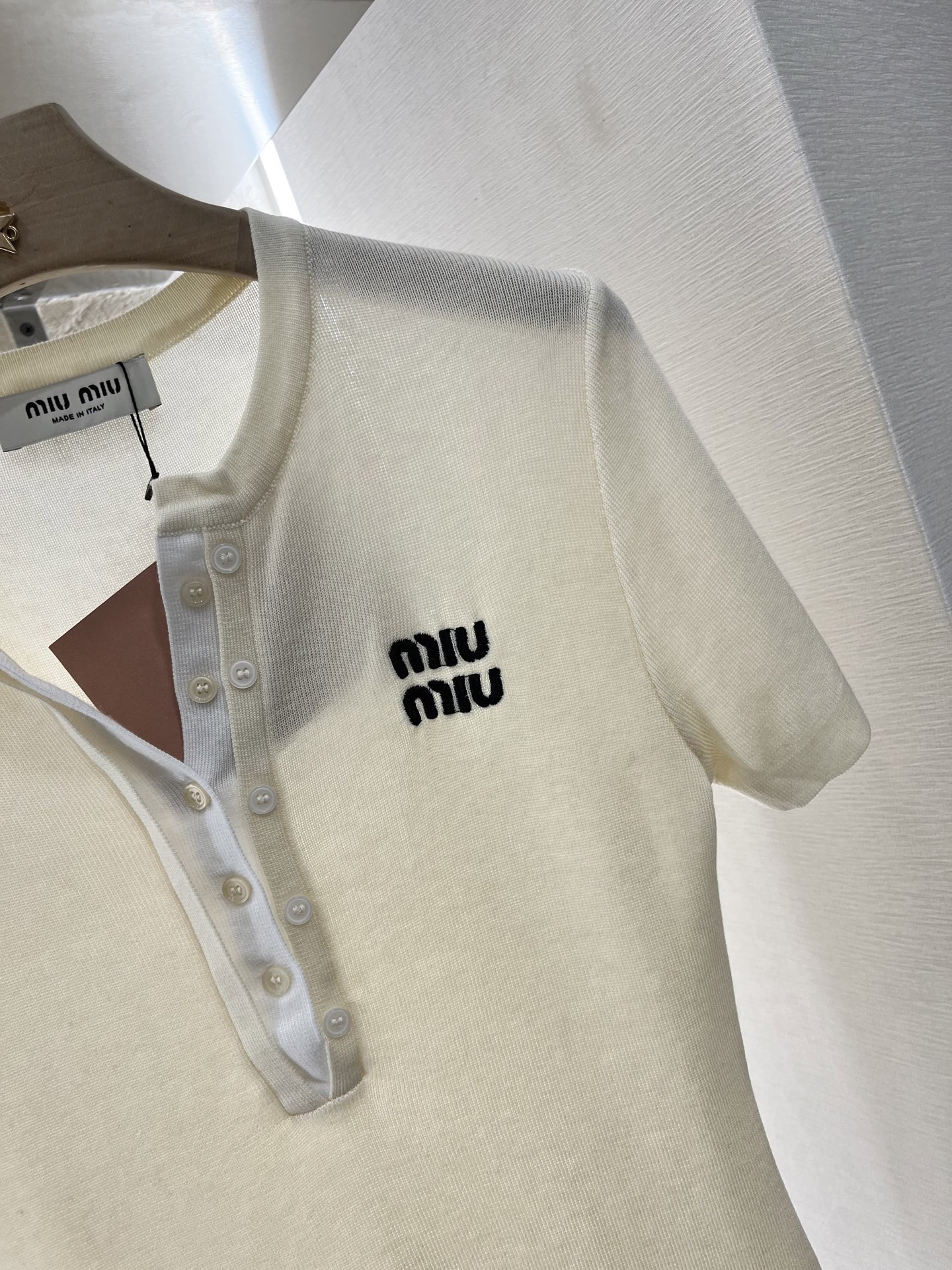 ♥Miumi*♥2025新品上架
   纽扣假两件针织短袖
定制YB羊毛纱线织造 细腻柔软 垂顺冰爽 精