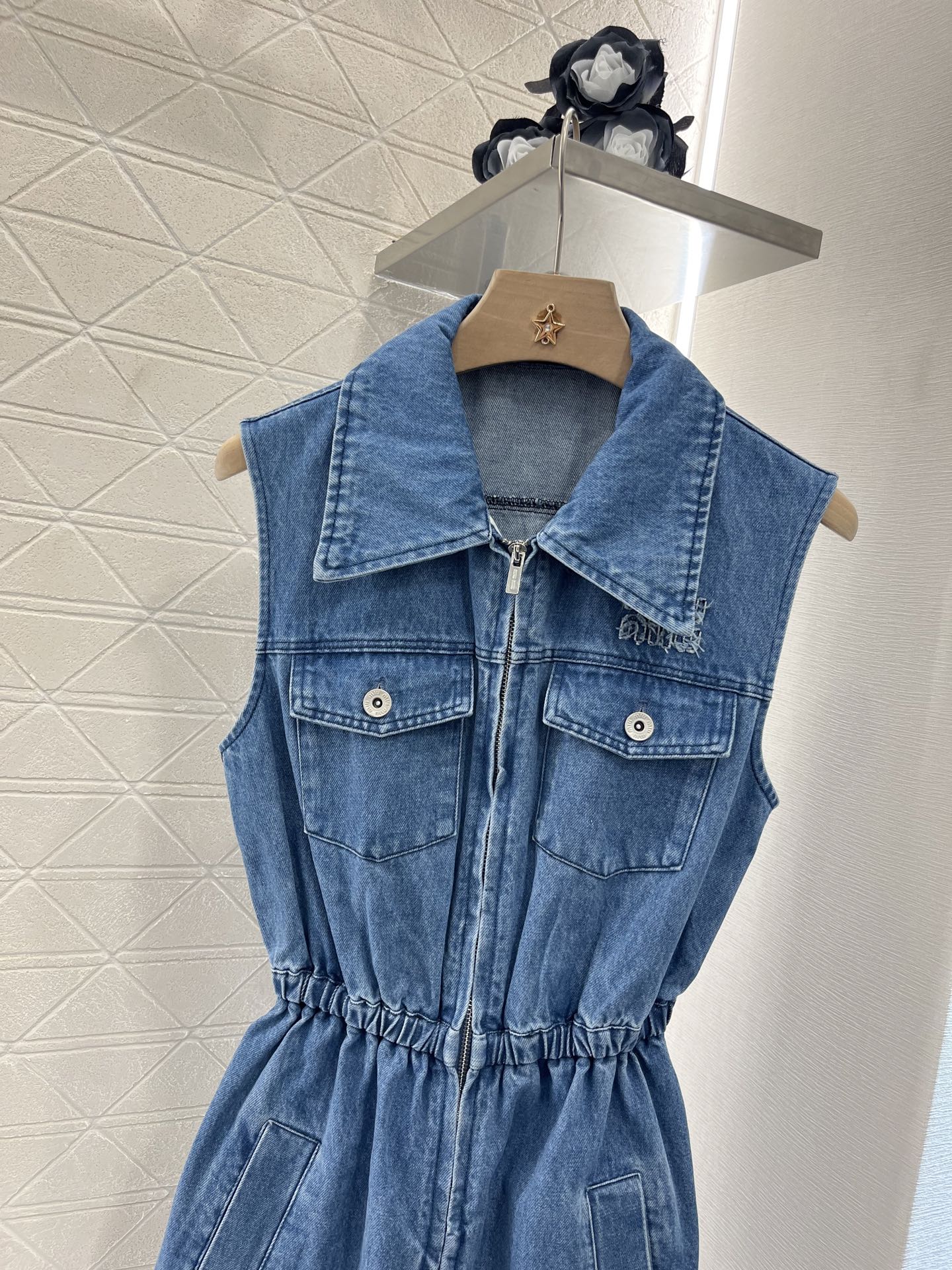 ♥Miumi*♥2025新品上架
    收腰牛仔背心裙
定制YB斜纹棉牛仔面料 质感细腻 透气舒适 多