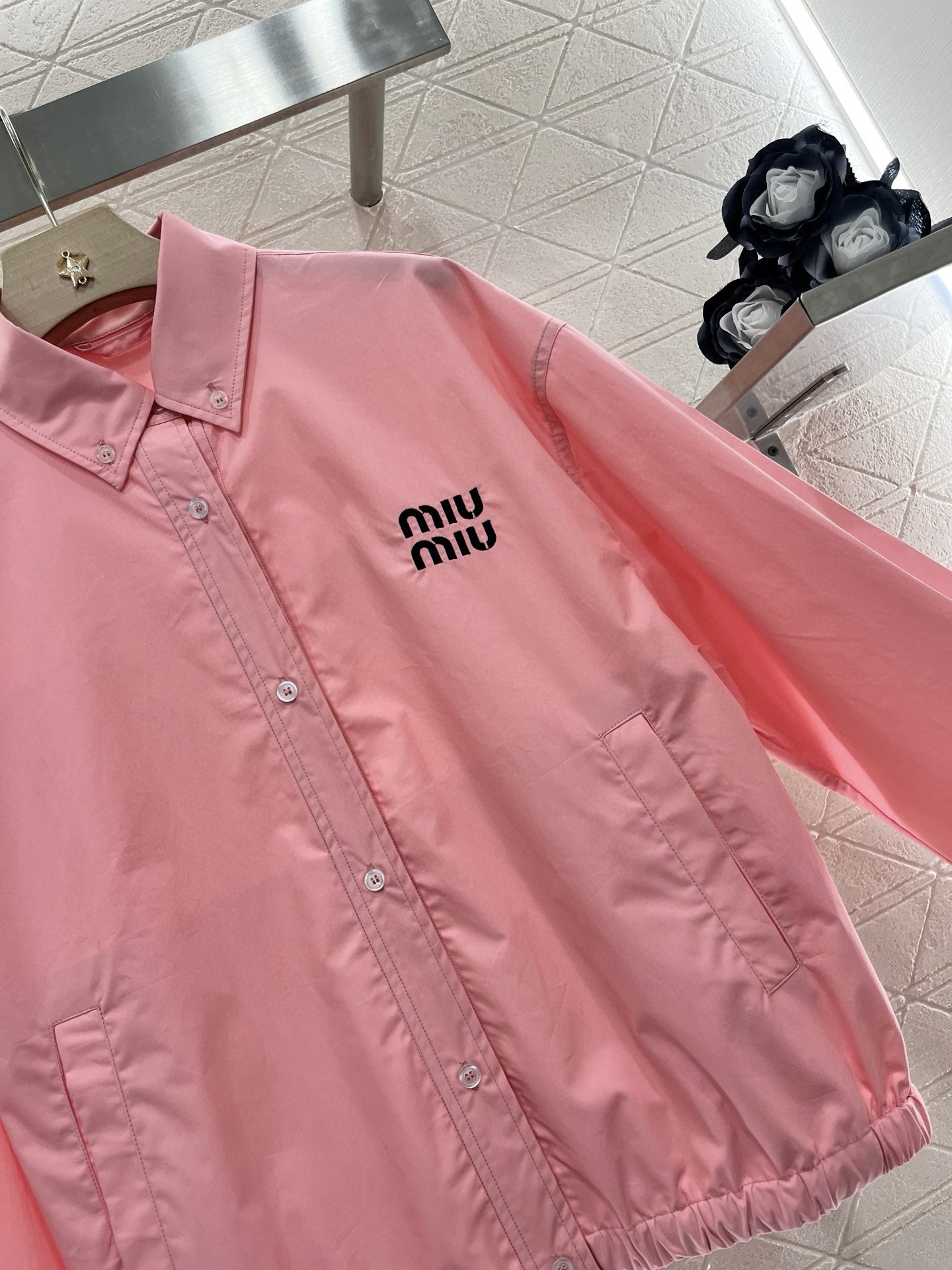 ♥Miumi*♥2025新品上架
   先行衬衫夹克外套
定制YB斜纹全棉材质 质感舒适细腻 翻领正肩宽