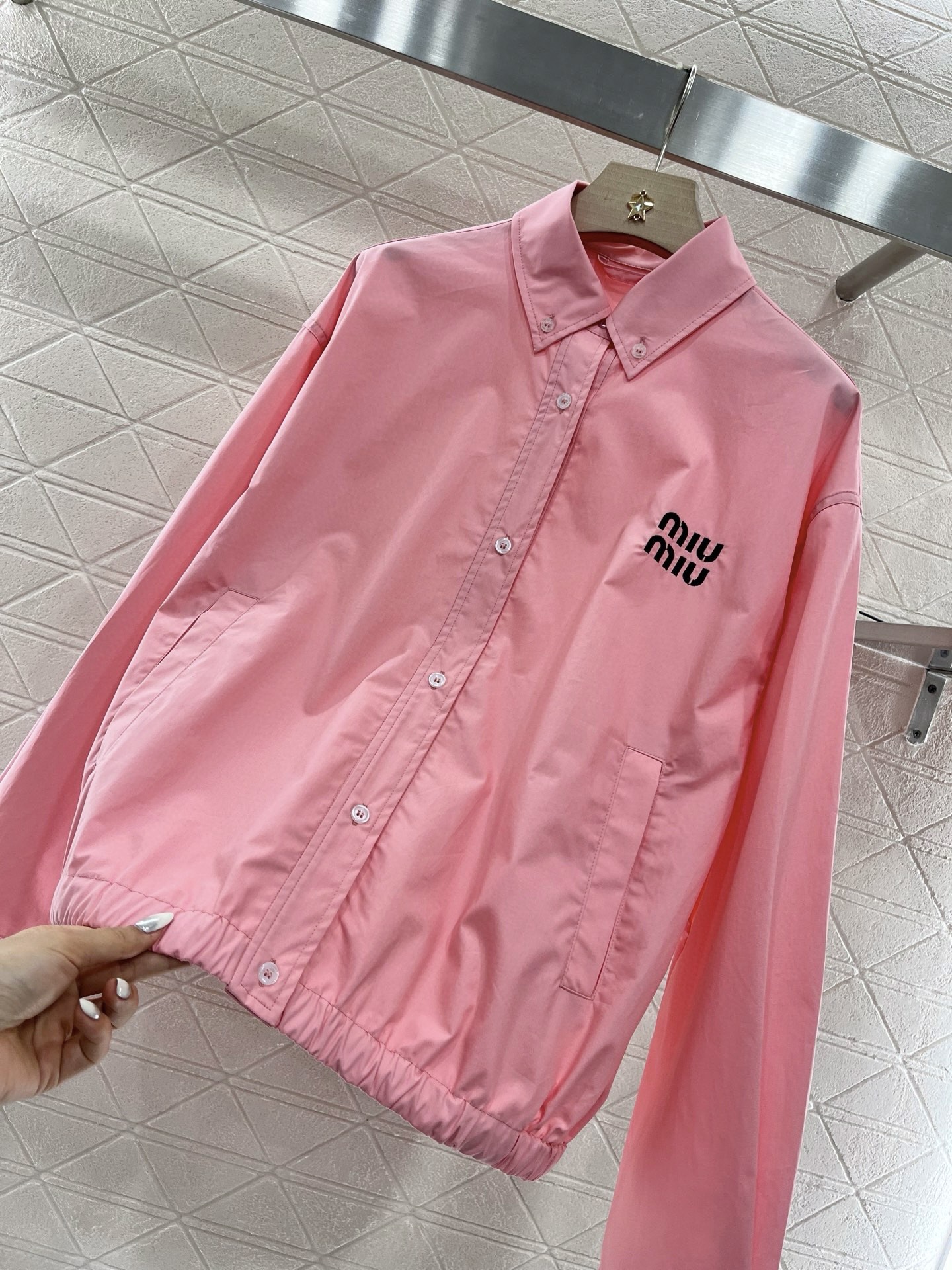♥Miumi*♥2025新品上架
   先行衬衫夹克外套
定制YB斜纹全棉材质 质感舒适细腻 翻领正肩宽