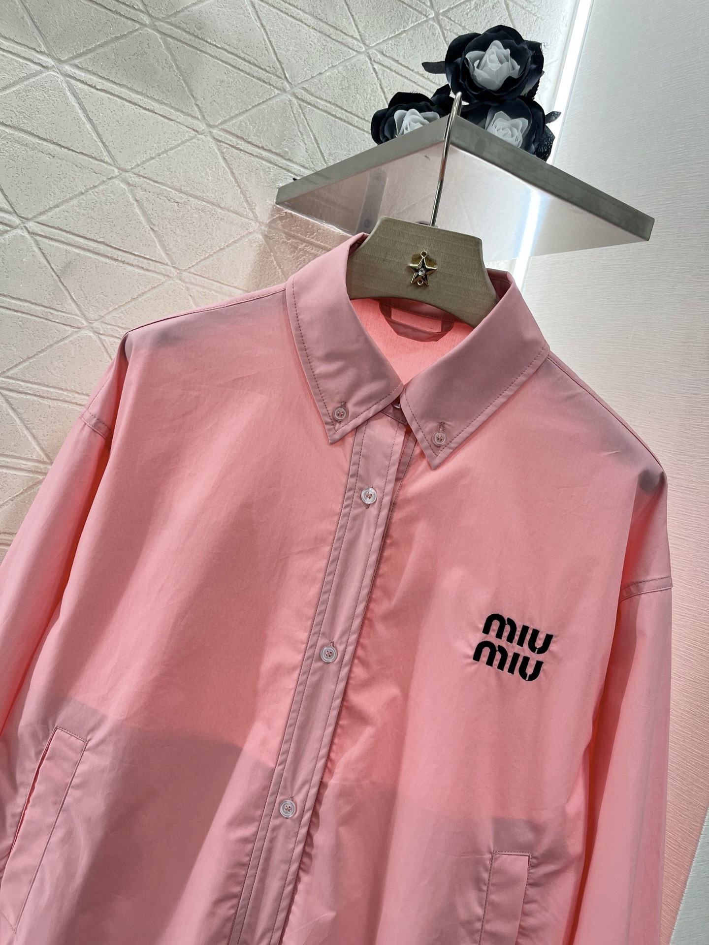 ♥Miumi*♥2025新品上架
   先行衬衫夹克外套
定制YB斜纹全棉材质 质感舒适细腻 翻领正肩宽