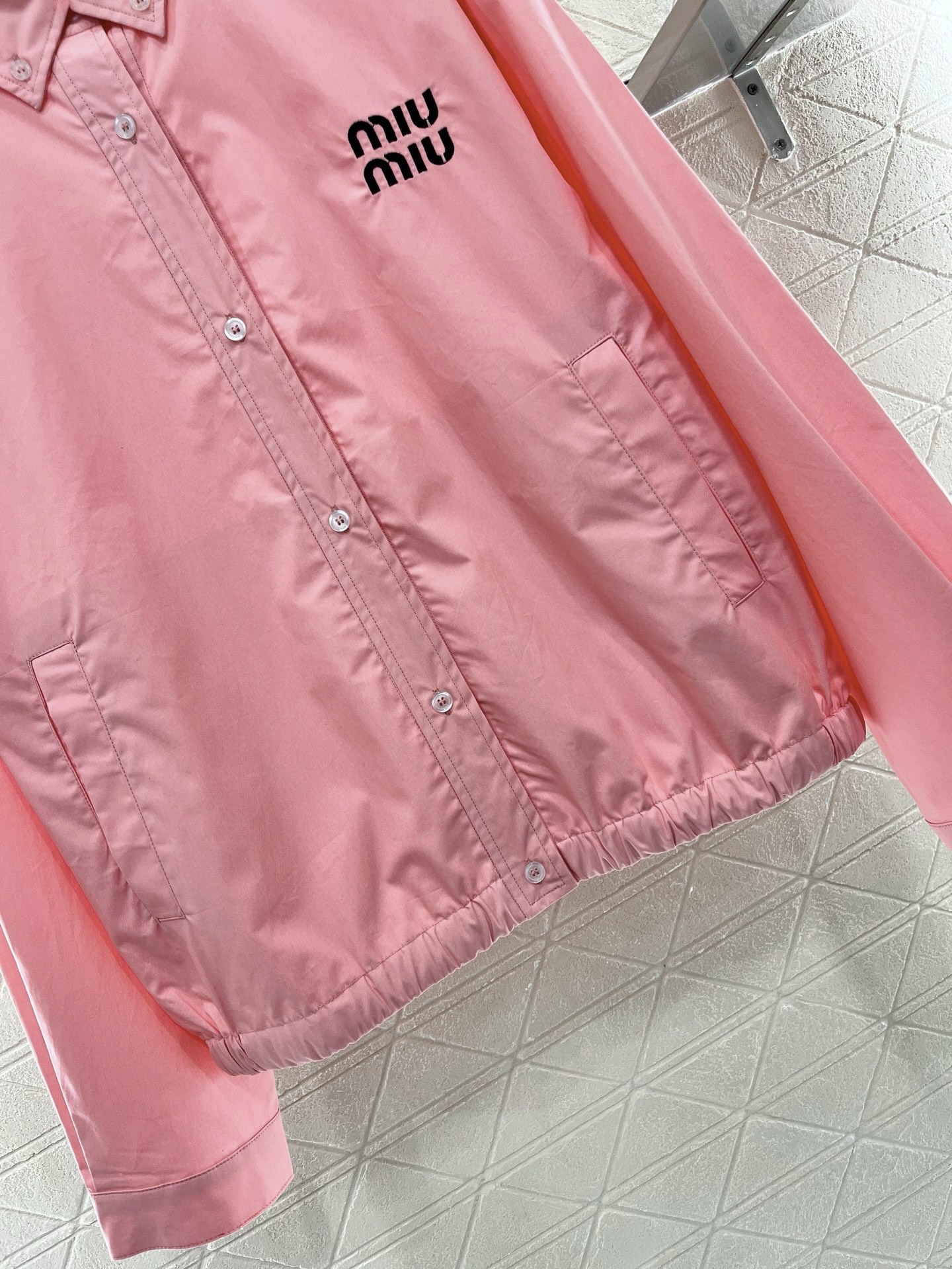 ♥Miumi*♥2025新品上架
   先行衬衫夹克外套
定制YB斜纹全棉材质 质感舒适细腻 翻领正肩宽