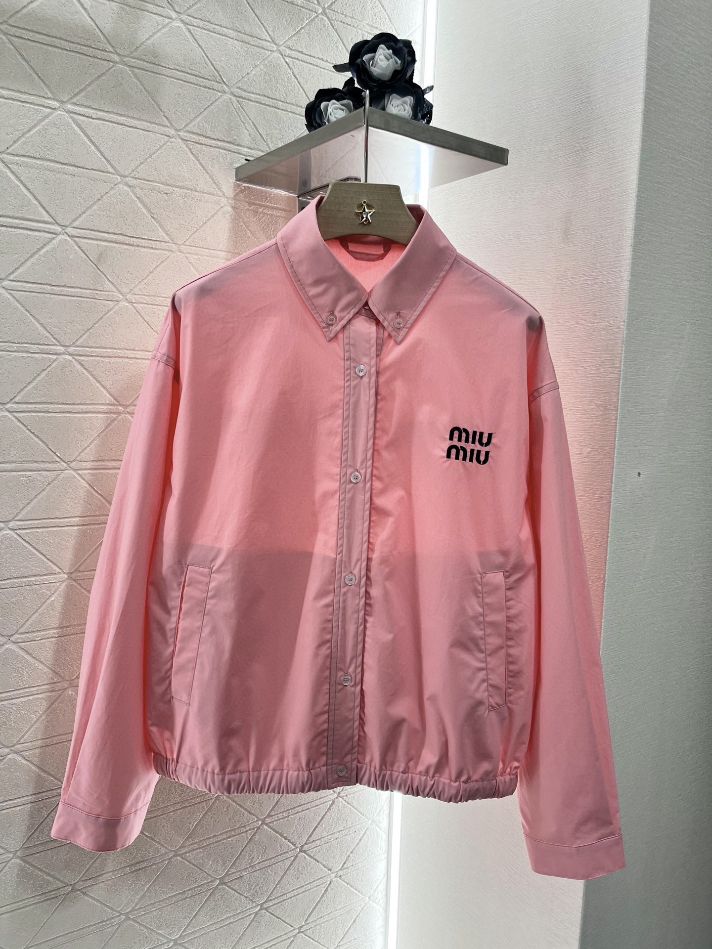 ♥Miumi*♥2025新品上架
   先行衬衫夹克外套
定制YB斜纹全棉材质 质感舒适细腻 翻领正肩宽
