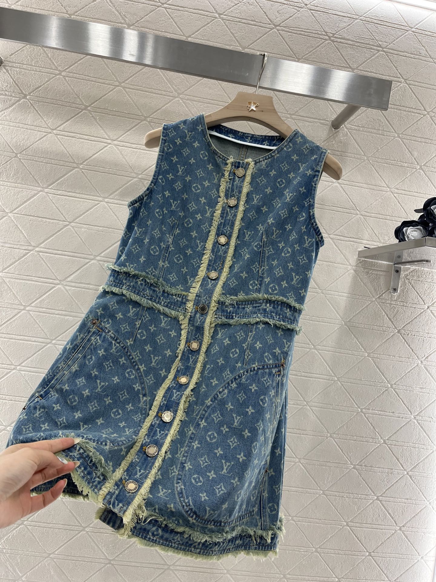 ♥Louis Vuitto*♥2025新品上架
      提花毛边收腰牛仔背心裙
定制YB斜纹棉牛仔面