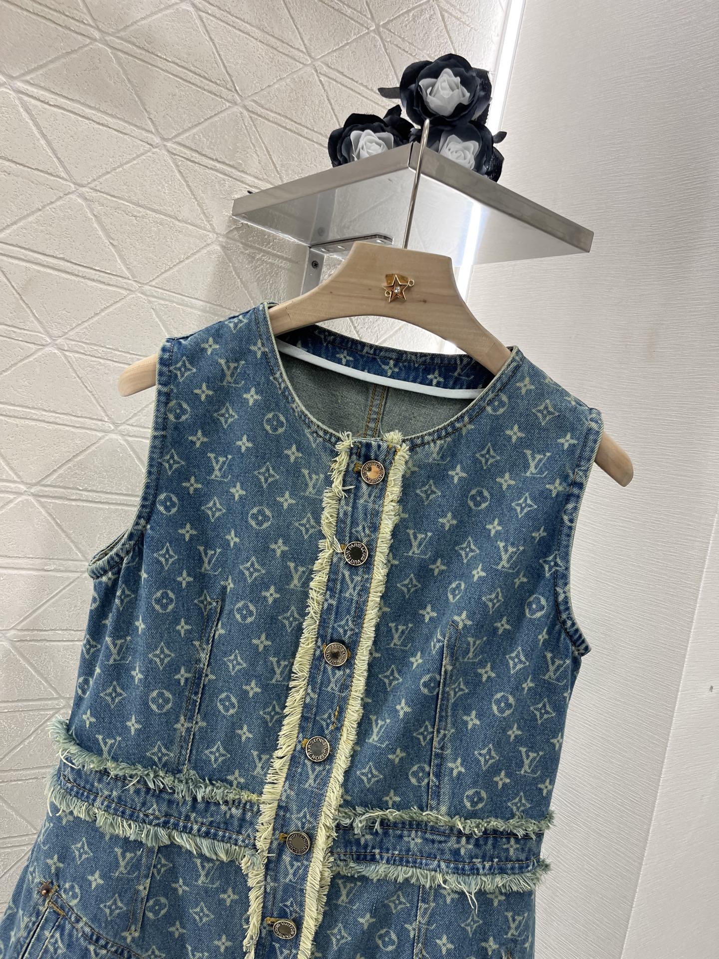 ♥Louis Vuitto*♥2025新品上架
      提花毛边收腰牛仔背心裙
定制YB斜纹棉牛仔面