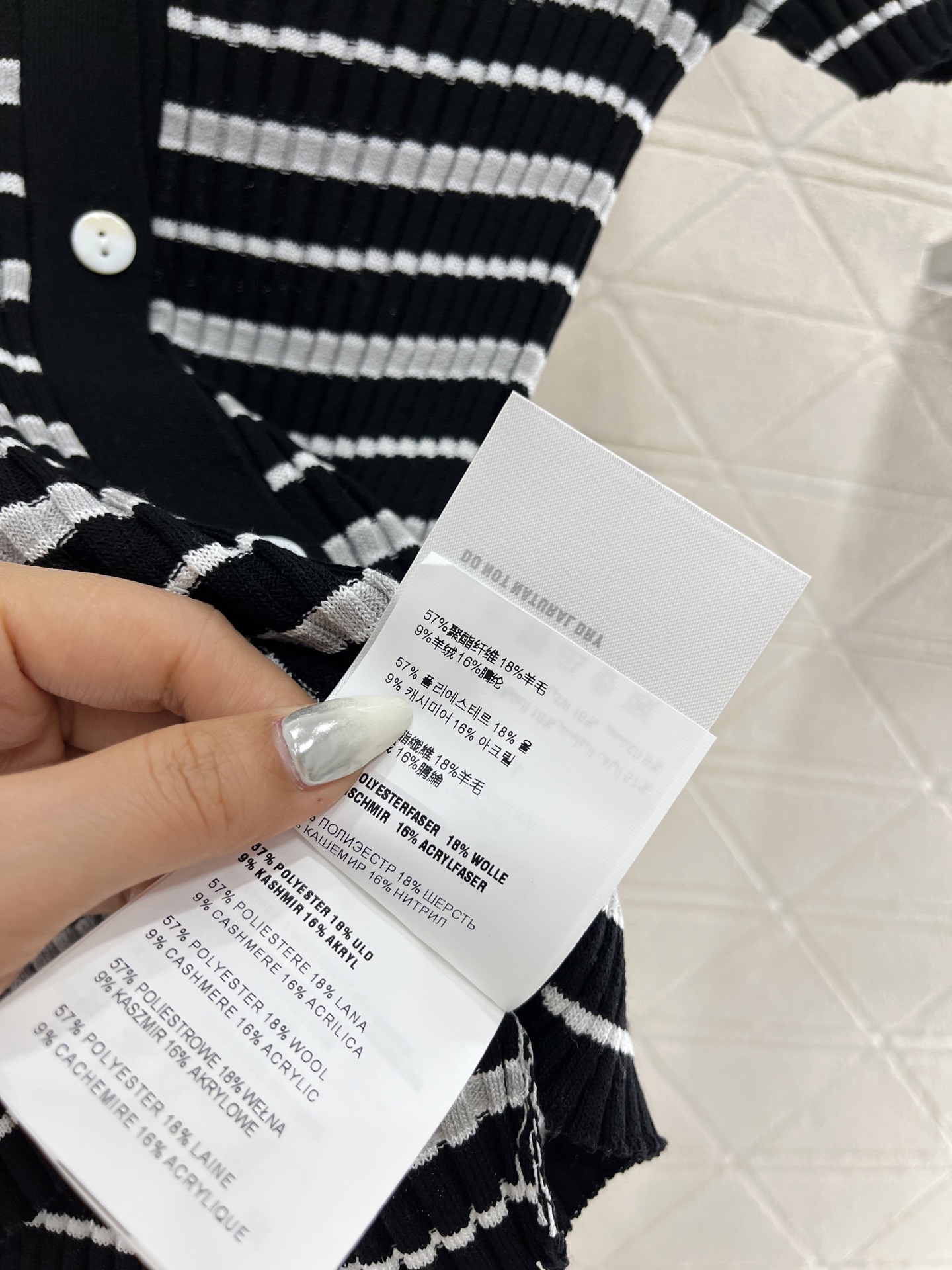 ♥Miumi*♥2025新品上架
     条纹针织短袖开衫
定制YB羊毛纱线织造 柔软亲肤 舒适有型 