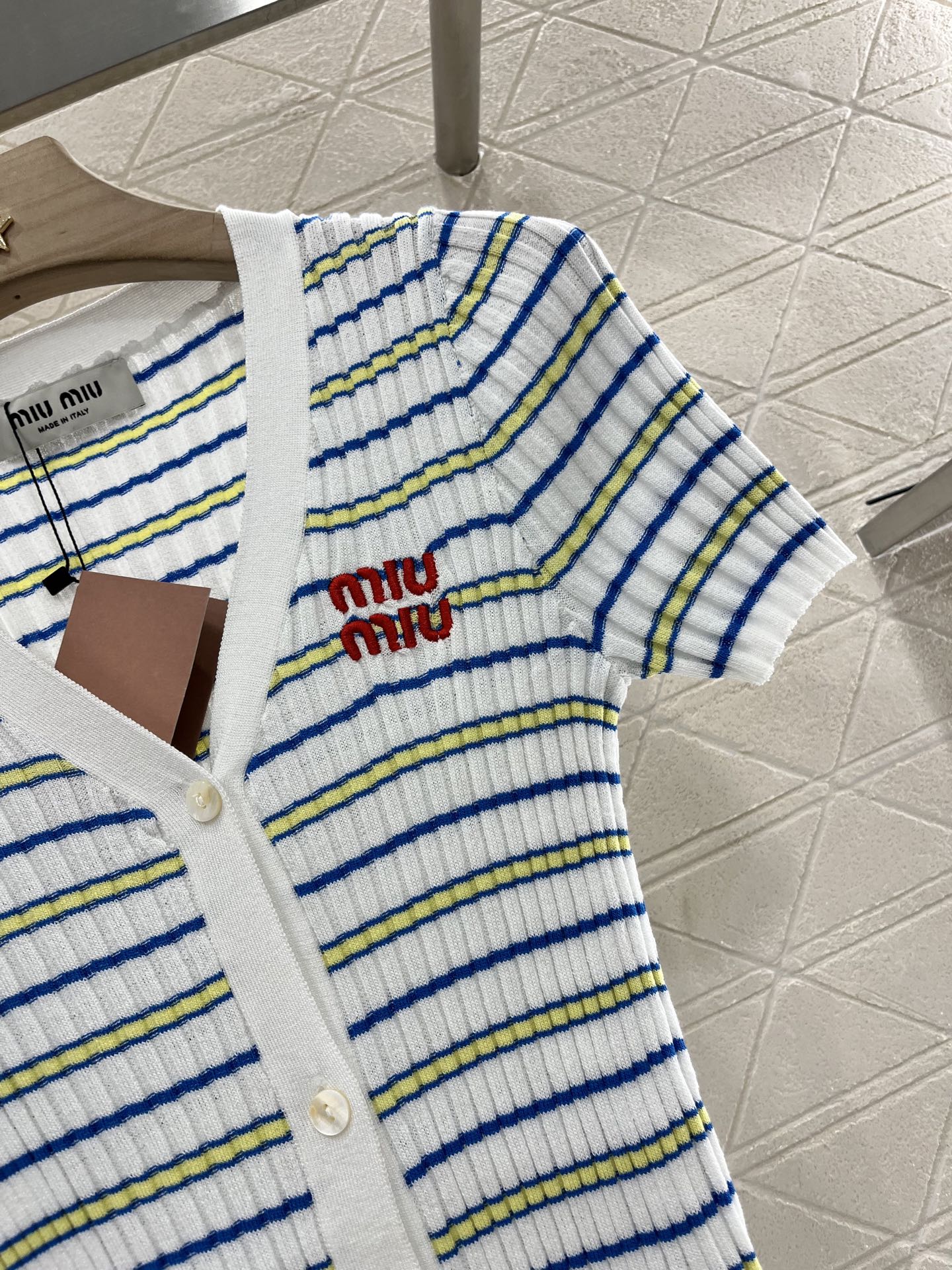 ♥Miumi*♥2025新品上架
     条纹针织短袖开衫
定制YB羊毛纱线织造 柔软亲肤 舒适有型 