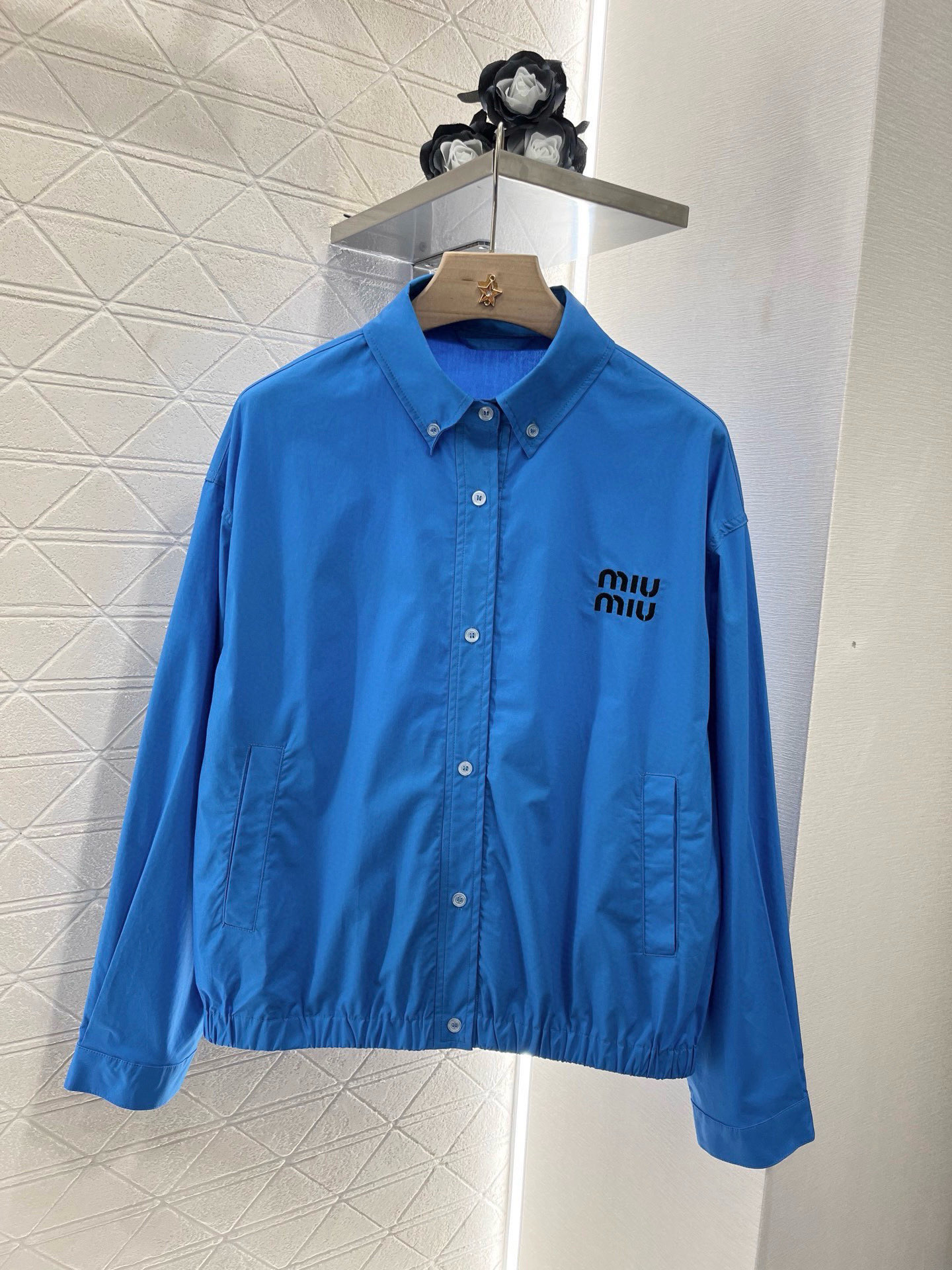 ♥Miumi*♥2025新品上架
   先行衬衫夹克外套
定制YB斜纹全棉材质 质感舒适细腻 翻领正肩宽