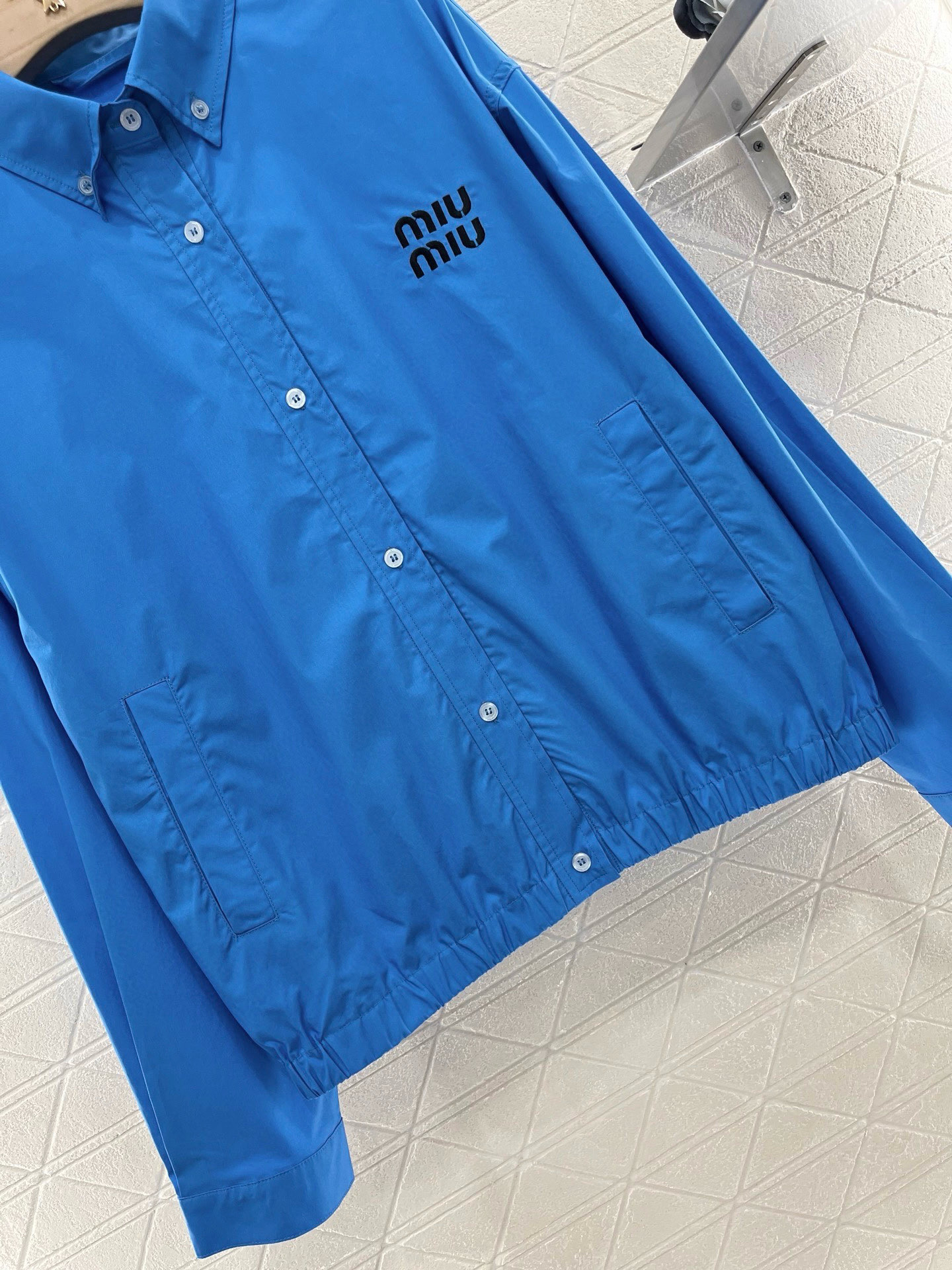 ♥Miumi*♥2025新品上架
   先行衬衫夹克外套
定制YB斜纹全棉材质 质感舒适细腻 翻领正肩宽