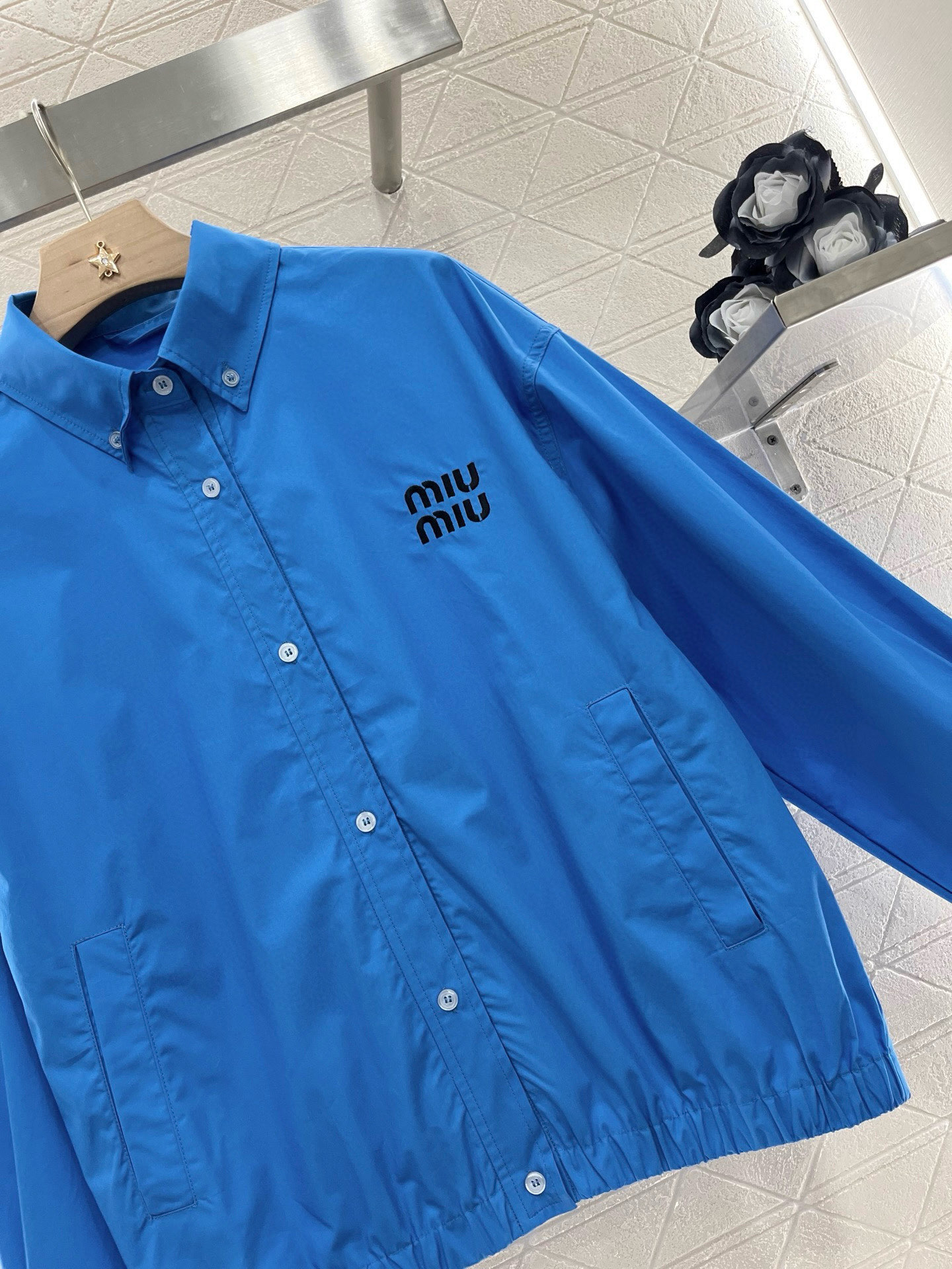 ♥Miumi*♥2025新品上架
   先行衬衫夹克外套
定制YB斜纹全棉材质 质感舒适细腻 翻领正肩宽