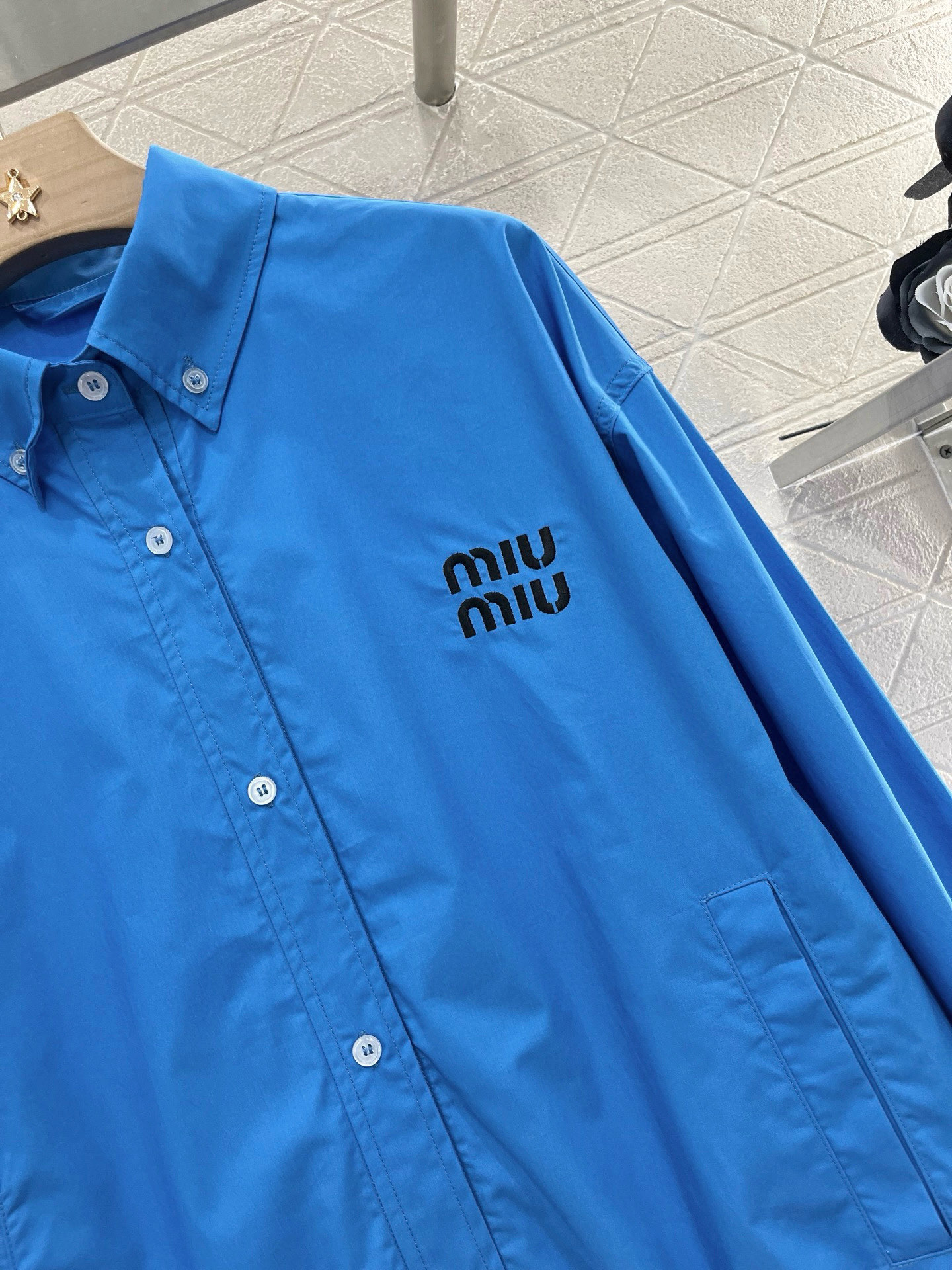 ♥Miumi*♥2025新品上架
   先行衬衫夹克外套
定制YB斜纹全棉材质 质感舒适细腻 翻领正肩宽
