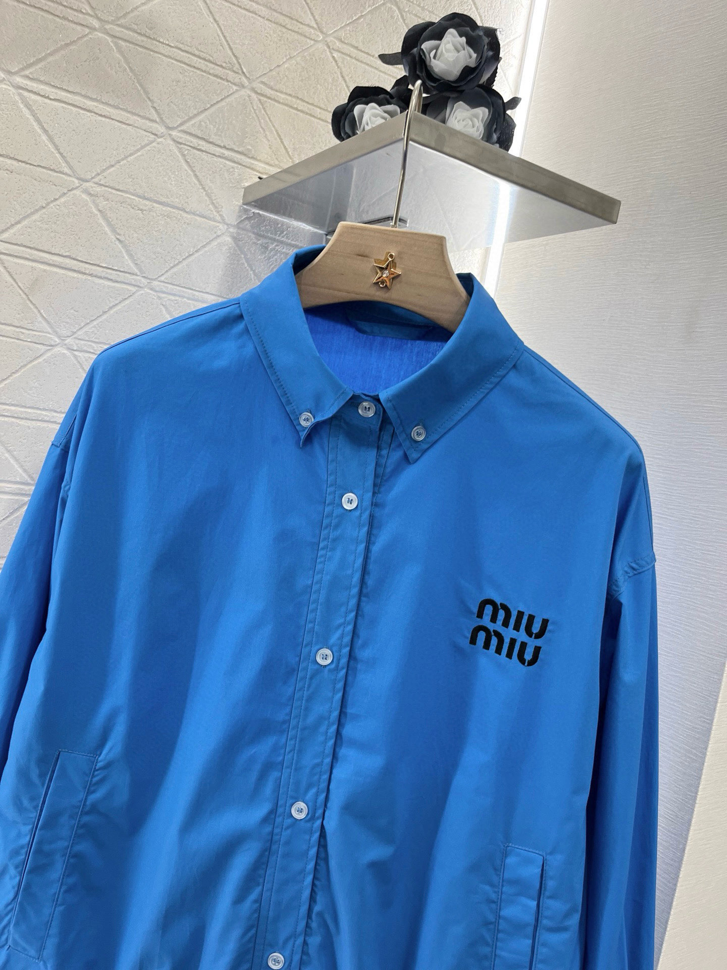 ♥Miumi*♥2025新品上架
   先行衬衫夹克外套
定制YB斜纹全棉材质 质感舒适细腻 翻领正肩宽