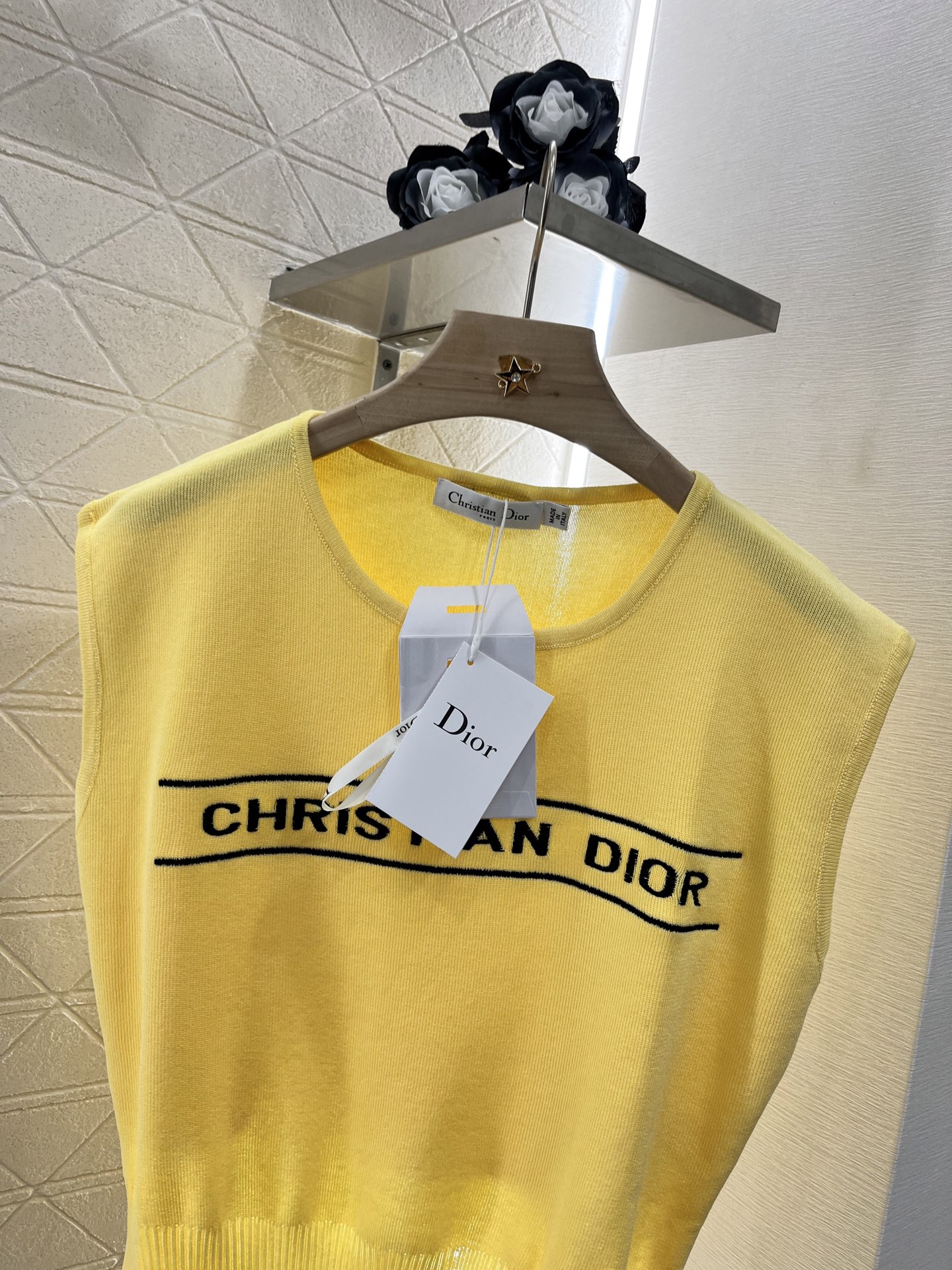 ♥Dio*♥2025新品上架
    绑带针织背心
定制YB羊毛纱线织造 质感弹力透气 针织无袖背心剪裁