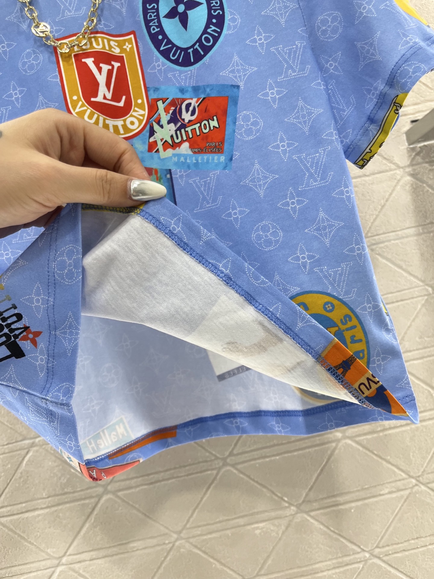 ♥Louis Vuitto*♥2025新品上架
     短款印花徽章链条𝑇𝑒𝑒
定制YB斜纹全棉材质 