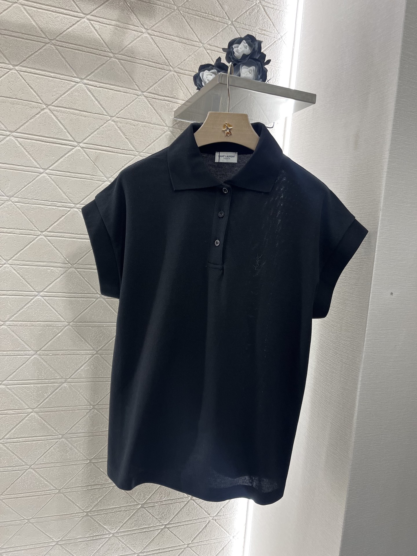 ♥Saint Lauren*♥2025新品上架
     翻领𝑃𝑜𝑙𝑜上衣
定制YB朱地全棉材质 自带孔