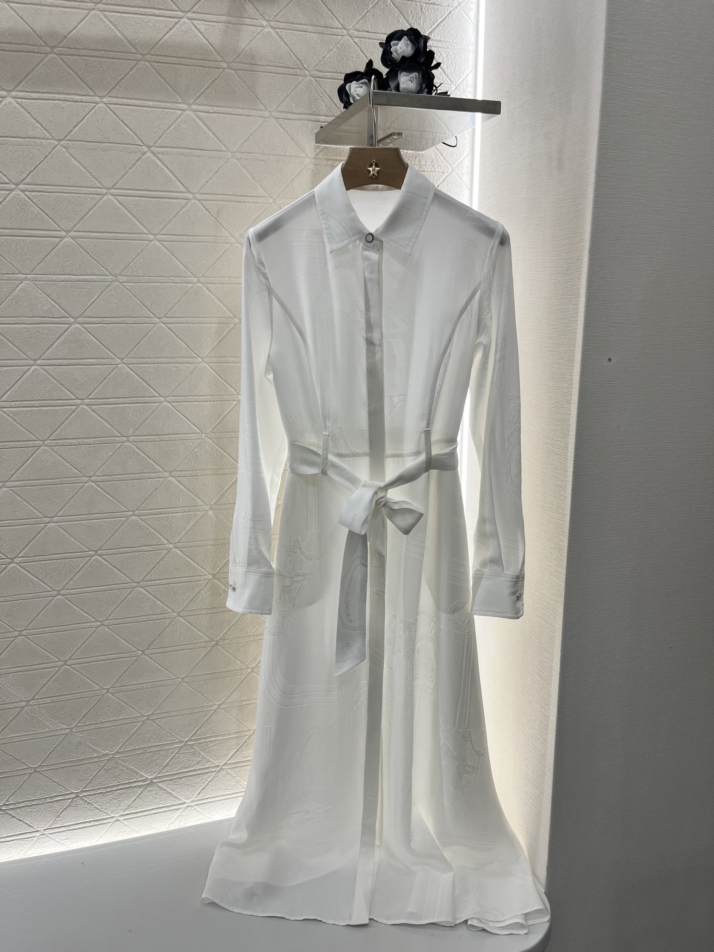 NO:330159,Original single ruthless women's clothing, with packaging Herme* new product on the shelves, lapel belt shirt and long skirt, custom YB imported 100% heavy silk material, heavy craftsmanship presents jacquard pattern, ready-made clothes are very stylish, perfect restoration, comfortable and skin-intensive, full-carded lapel shirt and long skirt, neatly cut, slim, waist and side cuts to achieve waist-hugging effect, outlined with the contour line, highlighting the proportional advantages of the upper short and lower length, dark pattern jacquard, the upper body is full of exquisite atmosphere, retro and elegant, shirt skirt that can be used for daily commuting and vacation, easy to wear to create a relaxed and noble feeling, customized surface accessories, accurate version, high version,, hermes, skirts, shirts, real silk, alexander wang19860909原单狠货女装 配包装Herme*新品上架 翻领腰带衬衣长裙 定制YB进口百分百重磅真丝材质 重工艺呈现出提花图案 成衣品相十足 完美还原 穿搭舒适养肤 贵气十足 翻领全开襟衬衫长裙 裁剪利落修身 腰侧立裁起到收腰效果 轮廓线搭配本布腰带勾勒 更凸显上短下长的比例优势 通体暗纹提花 上身充满精致气息 复古优雅 日常通勤度假都可驾驭的衬衫裙 轻松穿搭出松弛贵气感 定制面辅料 认准版本 高版本,,hermes,skirts,shirts,real silk,alexander wang,Women's clothing