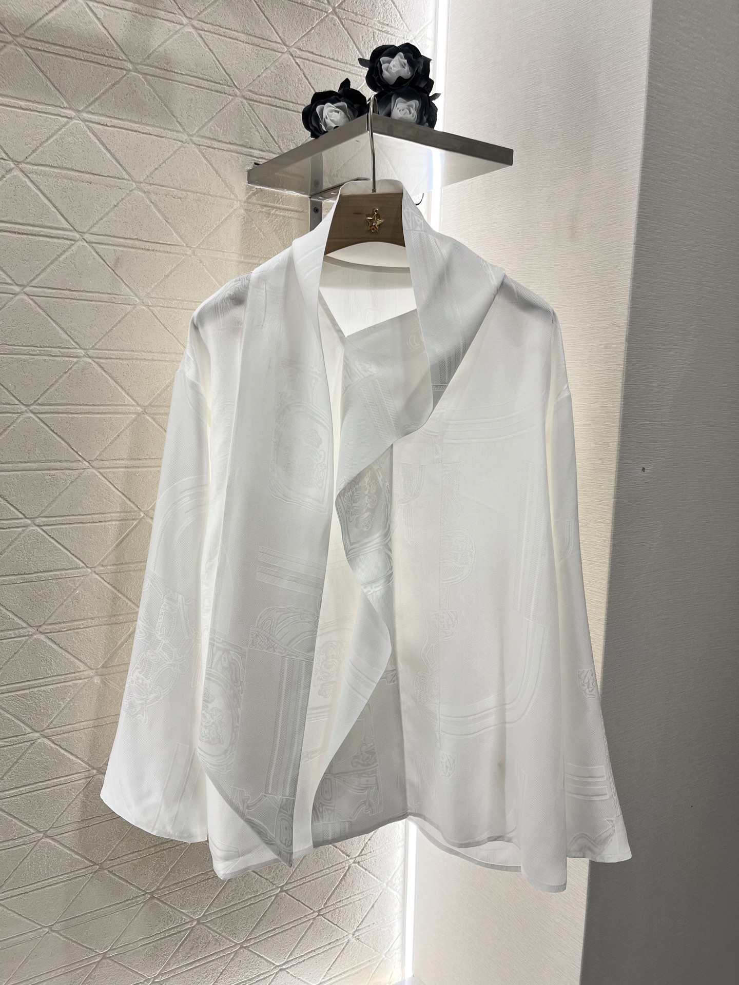 NO:330165,Top, pants, original single, ruthless women's clothing, with packaging, Herme* new product, streamer shirt, wide-leg trousers set, customized YB imported 100% heavy silk material, heavy craftsmanship presents jacquard pattern, ready-to-wear, perfect restoration, comfortable and skin-nourishing, full of nobleness, no sweat in summer, more breathable, unconventional deconstructive shirt cut, the front three-dimensional edge extends to the neckline, can be used as streamers, breaking the routine, richer visual effects, large body dark pattern embellishment, artistic sense, matched with elastic trousers in the same series, straight wide-leg style, relaxed and elegant, strong inclusive, slim and super long legs, complete sets of matching show nobleness, full of old money style, very good to match separately, custom-made surface accessories, accurate version, high version,, hermes, shirts, real silk, alexander wang19860909上衣 裤子原单狠货女装 配包装Herme*新品上架 飘带衬衣阔腿长裤套装 定制YB进口百分百重磅真丝材质 重工艺呈现出提花图案 成衣品相十足 完美还原 穿搭舒适养肤 贵气十足 夏天不闷汗更透气 非常规解构感衬衫裁剪 前襟立体边延伸至领口 可作飘带搭配使用 打破常规更丰富视觉效果 大身暗纹图案点缀 富有艺术感 搭配同系列弹力长裤 直筒阔腿版型 气质松弛优雅 包容性强 显瘦超显腿长 成套搭配呈现出贵气 满满老钱风格 分开搭配也是很赞 定制面辅料 认准版本 高版本,,hermes,shirts,real silk,alexander wang,Women's clothing