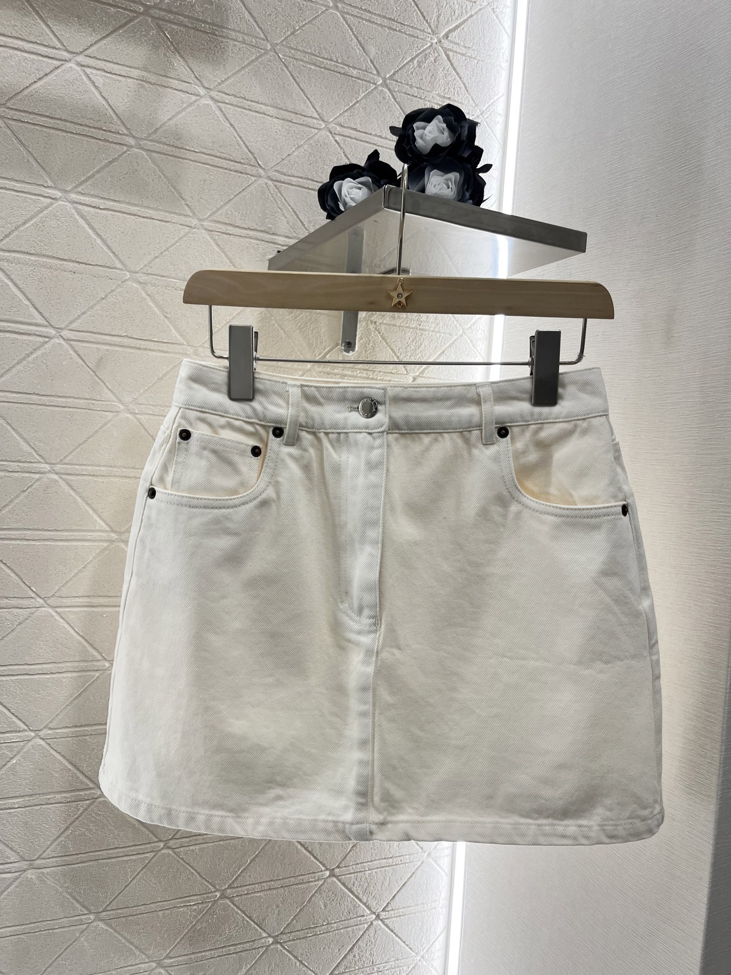 NO:330183,Original single-handed women's clothing, with packaging Prad*2025 new product is available for sale, denim pocket skirt, custom YB twill cotton denim material, multiple wash, soft and comfortable fabric, elastic and slim fit, high-waist button skirt style, let youthful vitality stand out, micro A-shaped hem modify waist and hips, higher tolerance to the figure, symmetrical pocket design makes the tone easier and casual, one-sided triangle logo letter decoration, details can better see the brand's high-end feeling, summer outfit is full of youth, customized surface accessories, accurate version, high version,, prada, skirts, alexander wang19860909原单狠货女装 配包装Prad*2025新品上架  牛仔口袋半裙 定制YB斜纹棉牛仔材质 多重水洗 面料柔软舒适 穿搭弹力修身 高腰纽扣短裙版型 让青春活力立显 微A字下摆修饰腰身胯部 对身材包容度更高 对称口袋设计让调性更轻松休闲 后臀单侧三角徽标字母装饰 细节更能看出品牌高级感 夏天穿搭出洋溢青春 定制面辅料 认准版本 高版本,,prada,skirts,alexander wang,Women's clothing