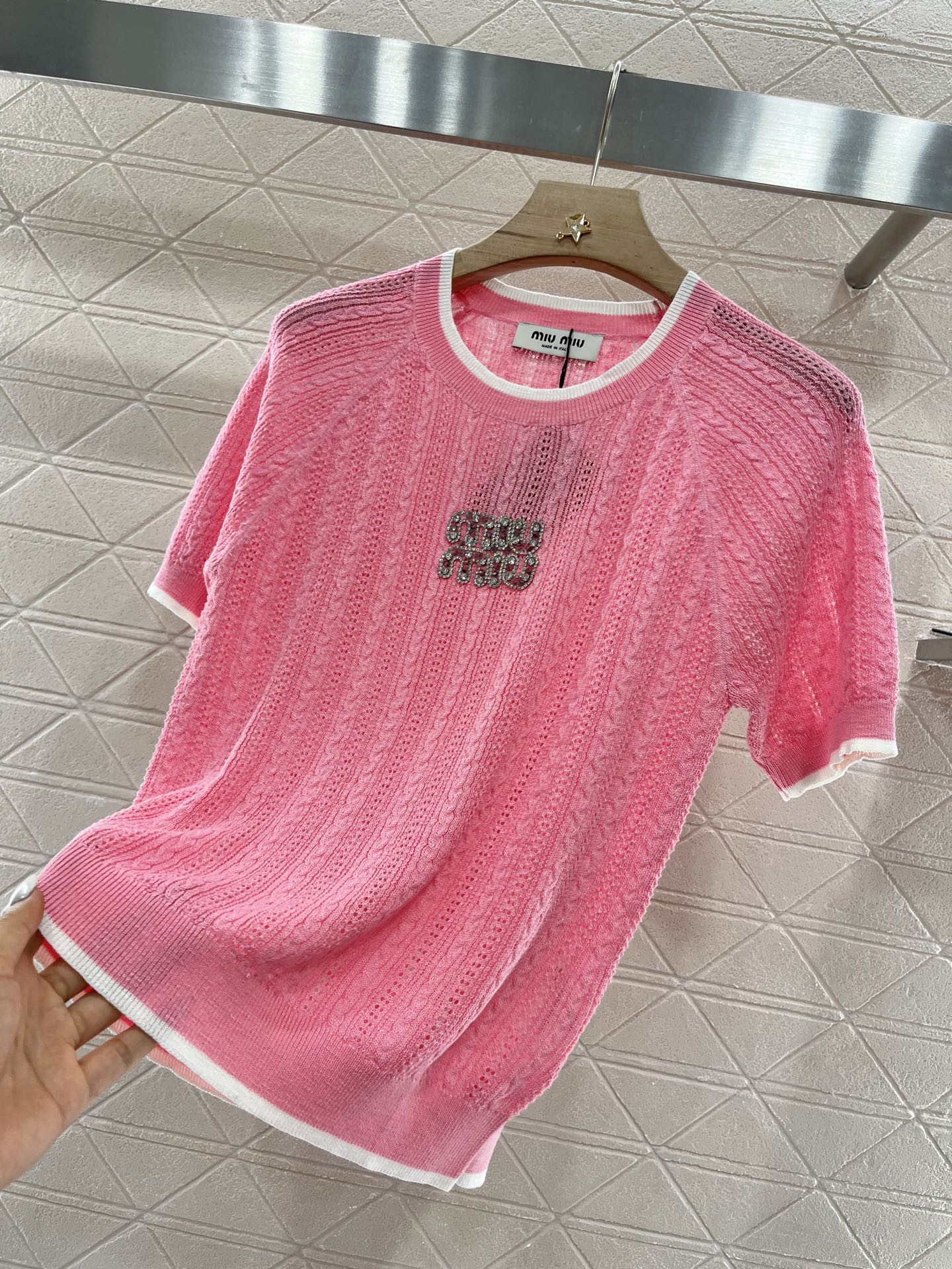 ♥Miumi*♥2025新品上架
    微透针织短袖
定制YB亚麻➕羊毛纱线织造 质感高级透气 针织短