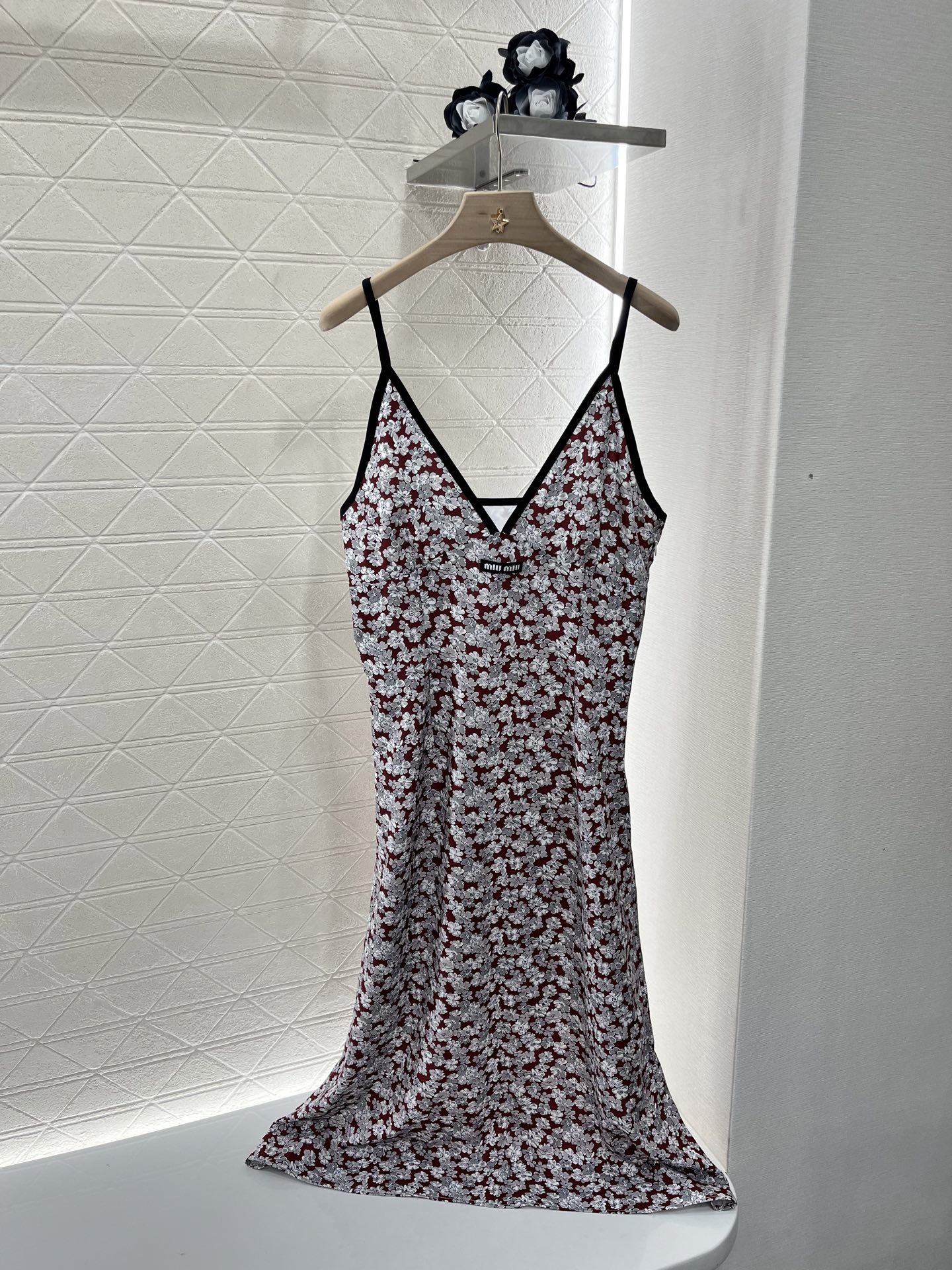 NO:330231,Original single ruthless women's clothing, packaged with Miumi*2025 new product, V-neck suspender floral long skirt, customized YB imported twill thick material, refreshing and breathable, comfortable and stylish, V-neck thin suspender long skirt style, collar and suspender synergistically expose the skin, beautify the proportion of head and shoulders, make the whole body red base gray and white flower decoration, match with the letter logo on the chest, strong retro style, playful and age-reducing, easy to control during daily travel or party, vacation photography is even better, customized surface accessories, accurate version, high version,,miumiu, skirts, alexander wang19860909原单狠货女装 配包装Miumi*2025新品上架 V领吊带碎花长裙 定制YB进口斜纹稠材质 冰爽透气 舒适有型 V领细吊带长裙版型 领口和吊带协同作用恰当露肤 美化头肩比例更显瘦 通体红底灰白花装饰 配合胸前字母徽标 复古风格强烈 俏皮减龄显白 日常出行或聚会轻松驾驭 度假拍照更是一绝 定制面辅料 认准版本 高版本,,miumiu,skirts,alexander wang,Women's clothing