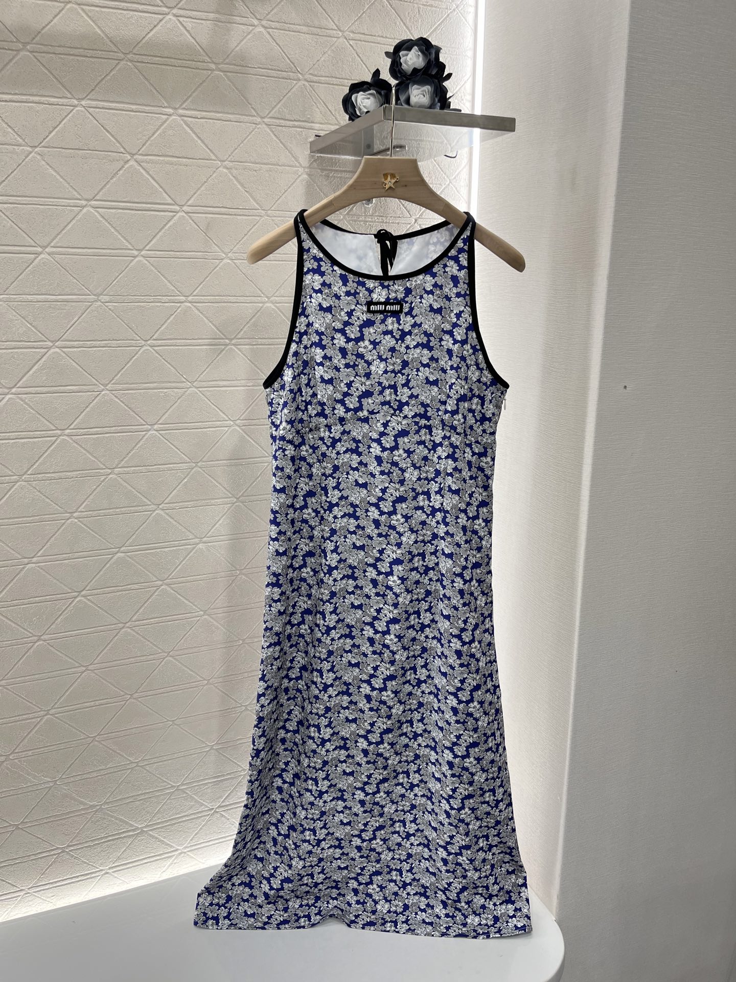 NO:330225,Original single ruthless women's clothing with packaging Miumi*2025 new product is available on the shelves. Long skirt with long shoulder floral vest. Customized YB imported twill thick material. Fresh and breathable. Comfortable and stylish. Long skirt with sleeveless vest. long skirt with U-shaped neckline and rear collar lace adjustment to properly reveal the skin. Beautify the proportion of the head and shoulders. The whole body is blue-bottomed gray-white flower decoration. Combined with the letter logo on the chest, the retro style is strong, playful and age-reducing, easy to control during daily travel or party, vacation photography is even better. Customized surface accessories. Accurate version. High-end version,,miumiu, skirts,alexander wang19860909原单狠货女装 配包装Miumi*2025新品上架 挖肩碎花背心长裙 定制YB进口斜纹稠材质 冰爽透气 舒适有型 挖肩无袖背心长裙剪裁 U型领口配合后领系带调节可恰当露肤 美化头肩比例更显瘦 通体蓝底灰白花装饰 配合胸前字母徽标 复古风格强烈 俏皮减龄显白 日常出行或聚会轻松驾驭 度假拍照更是一绝 定制面辅料 认准版本 高版本,,miumiu,skirts,alexander wang,Women's clothing