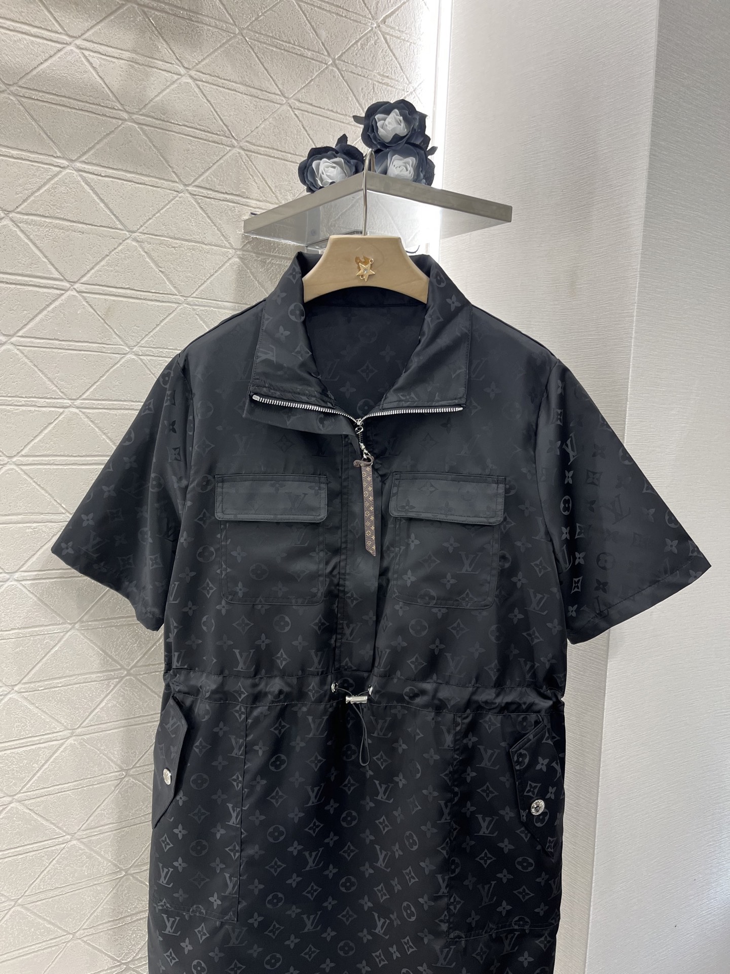 ♥Louis Vuitto*♥2025新品上架
    短袖提花抽绳连衣裙
定制YB进口提花材质 质感光