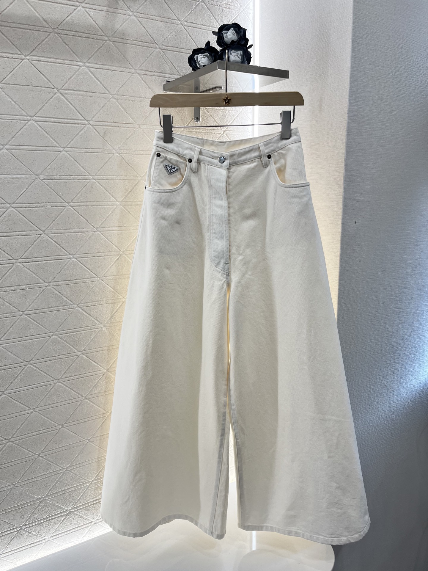 NO:330177,Original single-handed women's clothing, with packaged Prad*2025 new products are available. Large wide-leg jeans. Customized YB twill cotton denim material. The fabric is soft and comfortable. Good breathability. Repeated enzyme washing process. The dyeing is even and not easy to decolorize. The old retro feel is doubled. High-waist buckle double-in-pocket design. The pockets are embellished with the leather square mark at the back waist. The brand style is instantly improved. Comfortable fabrics are worn without restraint. Slack and fashionable. The large wide-leg styling style is inclusive and modifying the leg shape while wearing it. It is full of high street casual style. Vacation dates. Customized surface accessories. Accurate version. High-version, prada, jeans, alexander wang.19860909原单狠货女装 配包装Prad*2025新品上架 大阔腿牛仔裤 定制YB斜纹棉牛仔材质 面料柔软舒适 透气性好 反复酵素水洗工艺处理 染色均匀不易脱色 做旧复古感倍增 高腰系扣双插兜设计 口袋处点缀金属三角字母徽标图案 与后腰处皮质方标呼应 品牌格调瞬间提升 舒适面料穿着无束缚感 松弛时髦 大阔腿版型包容修饰腿型的同时 穿出满满的高街休闲风 度假约会日常 定制面辅料 认准版本 高版本,,prada,jeans,alexander wang,Women's clothing