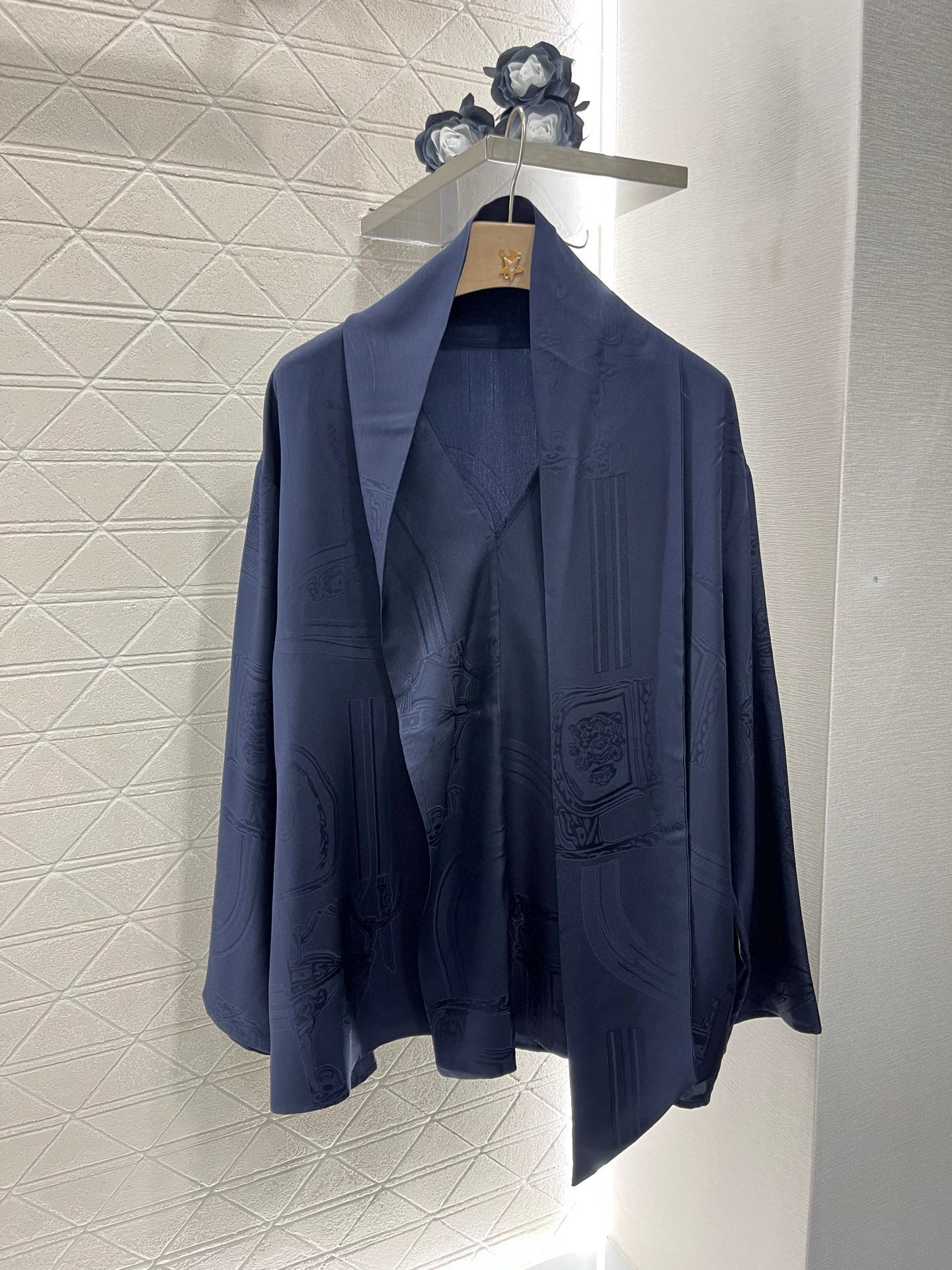 NO:330171,Top, pants, original single, ruthless women's clothing, with packaging, Herme* new product, streamer shirt, wide-leg trousers set, customized YB imported 100% heavy silk material, heavy craftsmanship presents jacquard pattern, ready-to-wear, perfect restoration, comfortable and skin-nourishing, full of nobleness, no sweat in summer, more breathable, unconventional deconstructive shirt cut, the front three-dimensional edge extends to the neckline, can be used as streamers, breaking the routine, richer visual effects, large body dark pattern embellishment, artistic sense, matched with elastic trousers in the same series, straight wide-leg style, relaxed and elegant, strong inclusive, slim and super long legs, complete sets of matching show nobleness, full of old money style, very good to match separately, custom-made surface accessories, accurate version, high version,, hermes, shirts, real silk, alexander wang19860909上衣 裤子原单狠货女装 配包装Herme*新品上架 飘带衬衣阔腿长裤套装 定制YB进口百分百重磅真丝材质 重工艺呈现出提花图案 成衣品相十足 完美还原 穿搭舒适养肤 贵气十足 夏天不闷汗更透气 非常规解构感衬衫裁剪 前襟立体边延伸至领口 可作飘带搭配使用 打破常规更丰富视觉效果 大身暗纹图案点缀 富有艺术感 搭配同系列弹力长裤 直筒阔腿版型 气质松弛优雅 包容性强 显瘦超显腿长 成套搭配呈现出贵气 满满老钱风格 分开搭配也是很赞 定制面辅料 认准版本 高版本,,hermes,shirts,real silk,alexander wang,Women's clothing