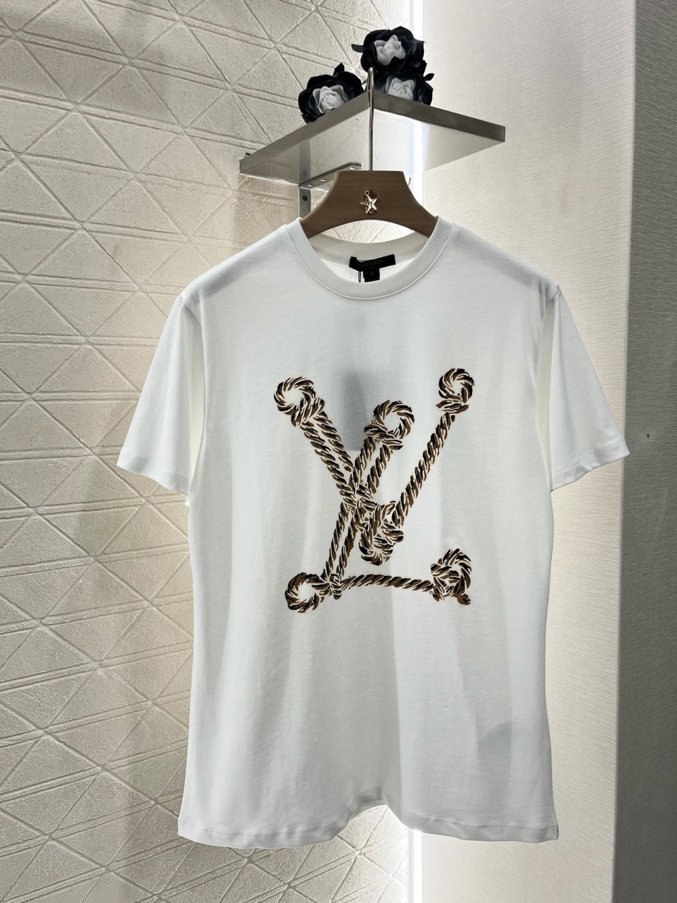 NO:330190,Original single-handed women's clothing, with packaging, Louis Vuitto*2025 new product is available, round neck rope knot printing, customized YB native cotton material, breathable and comfortable, full texture, round neck short-sleeved T-shirt cut, highlighting the brand style, made of gram-weight pure cotton, slightly elastic, presenting a slim visual effect, decorate the rope knot pattern on the chest, outline the brand letter logo, three-dimensional tangled distribution, more personalized and fashionable, the brand's own simple and fashionable feeling, the inner wear is outstanding and fashionable, customized surface accessories, accurate version, high version,,louis vuitton, T-shirt,tees, t-shirt,alexander wang19860909原单狠货女装 配包装Louis Vuitto*2025新品上架  圆领绳结印花 定制YB原生全棉材质 透气舒适 质感十足 圆领短袖T恤裁剪 凸显品牌格调 采用克重纯棉制成 略带有弹力 呈现显瘦视觉效果 胸前装点绳结图案 勾勒出品牌字母徽标 立体感缠绕分布更显个性时髦 品牌自带的简约时尚感立现 单穿内搭都出彩时髦 定制面辅料 认准版本 高版本,,louis vuitton,T-shirt,tees，t-shirt,alexander wang,Women's clothing