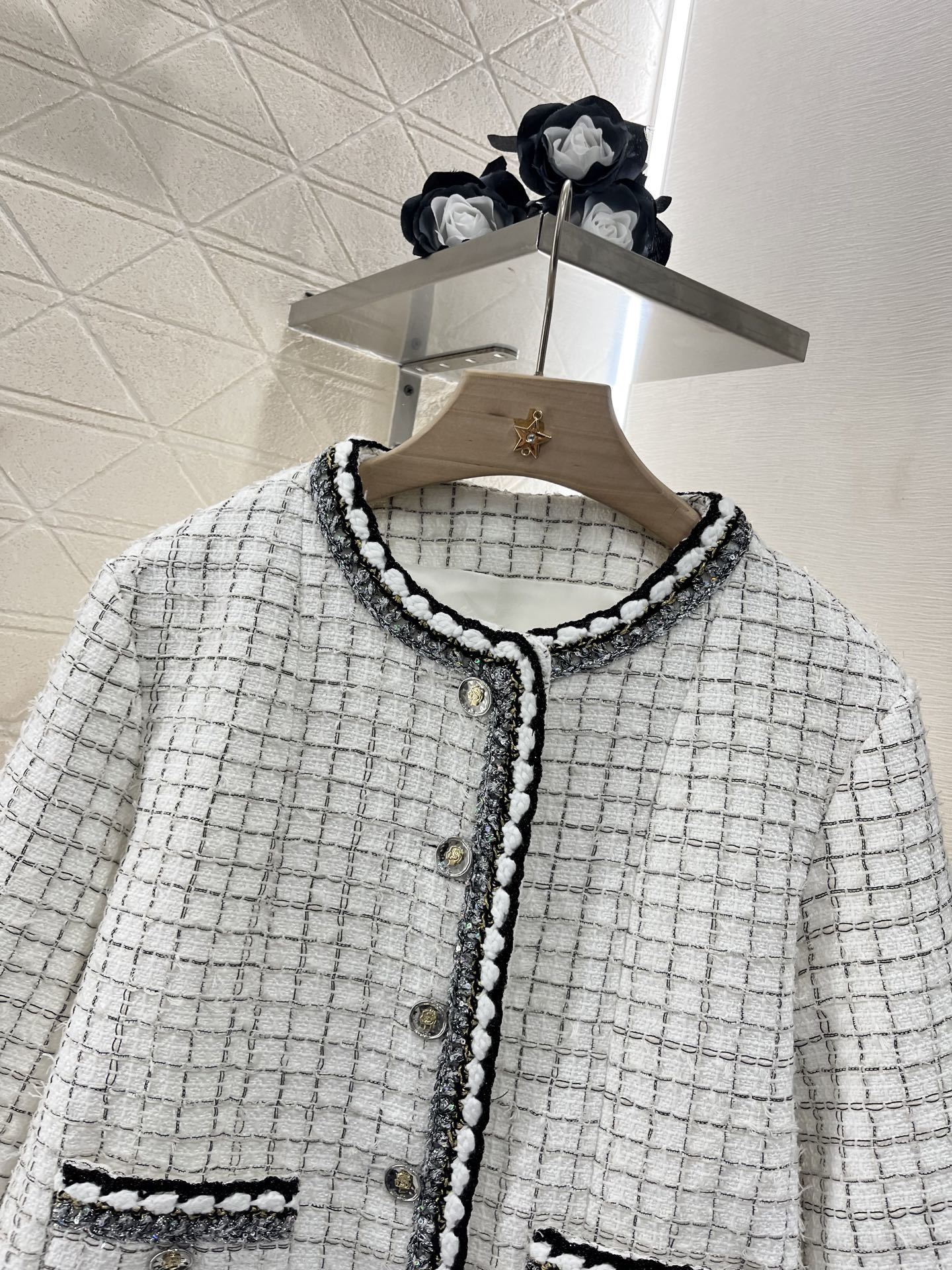 ♥Chane*♥2025新品上架
斗篷捆边洋装半裙套装
定制YB进口粗纺羊毛呢材质 质感高级 品相