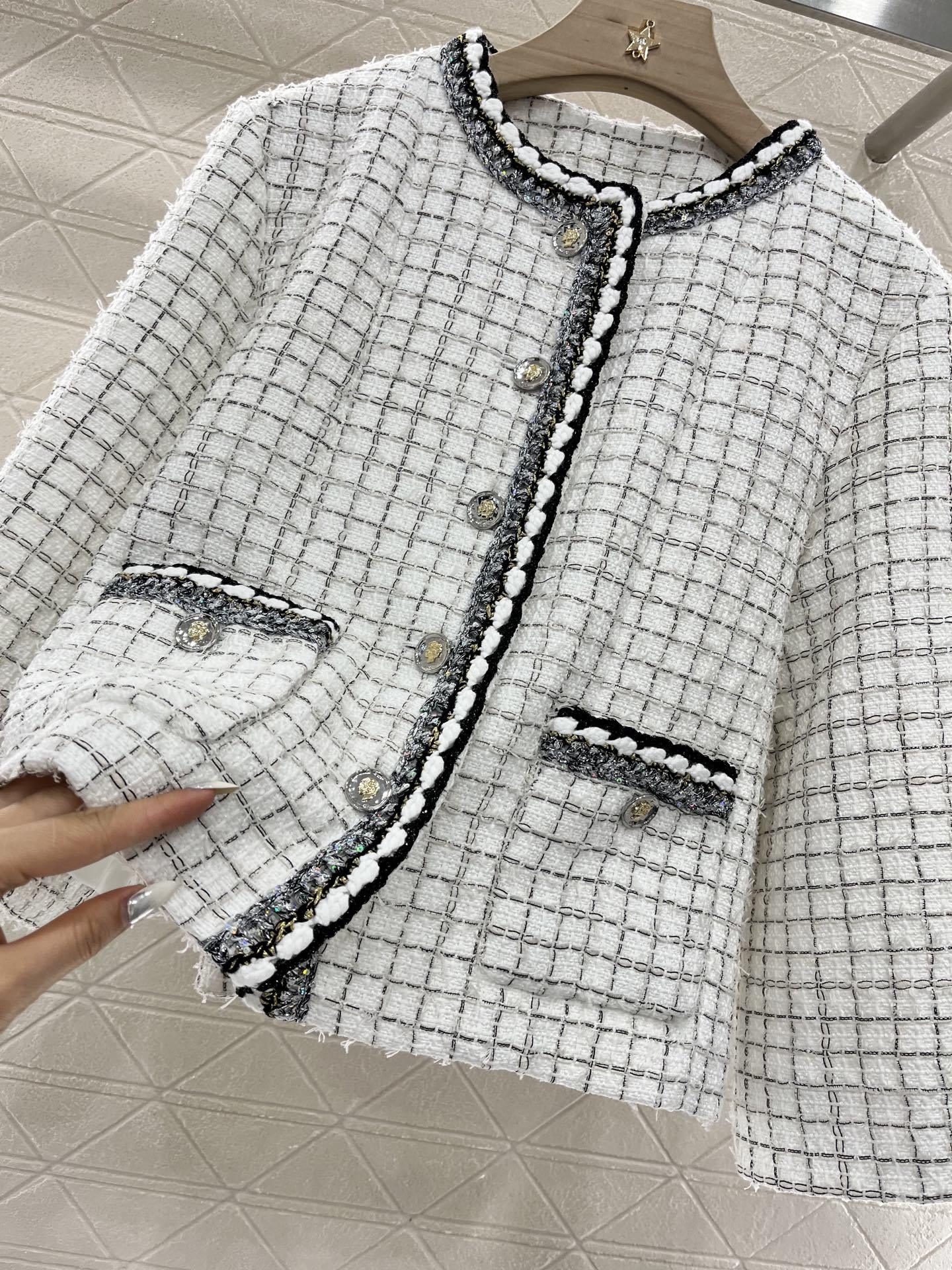 ♥Chane*♥2025新品上架
斗篷捆边洋装半裙套装
定制YB进口粗纺羊毛呢材质 质感高级 品相
