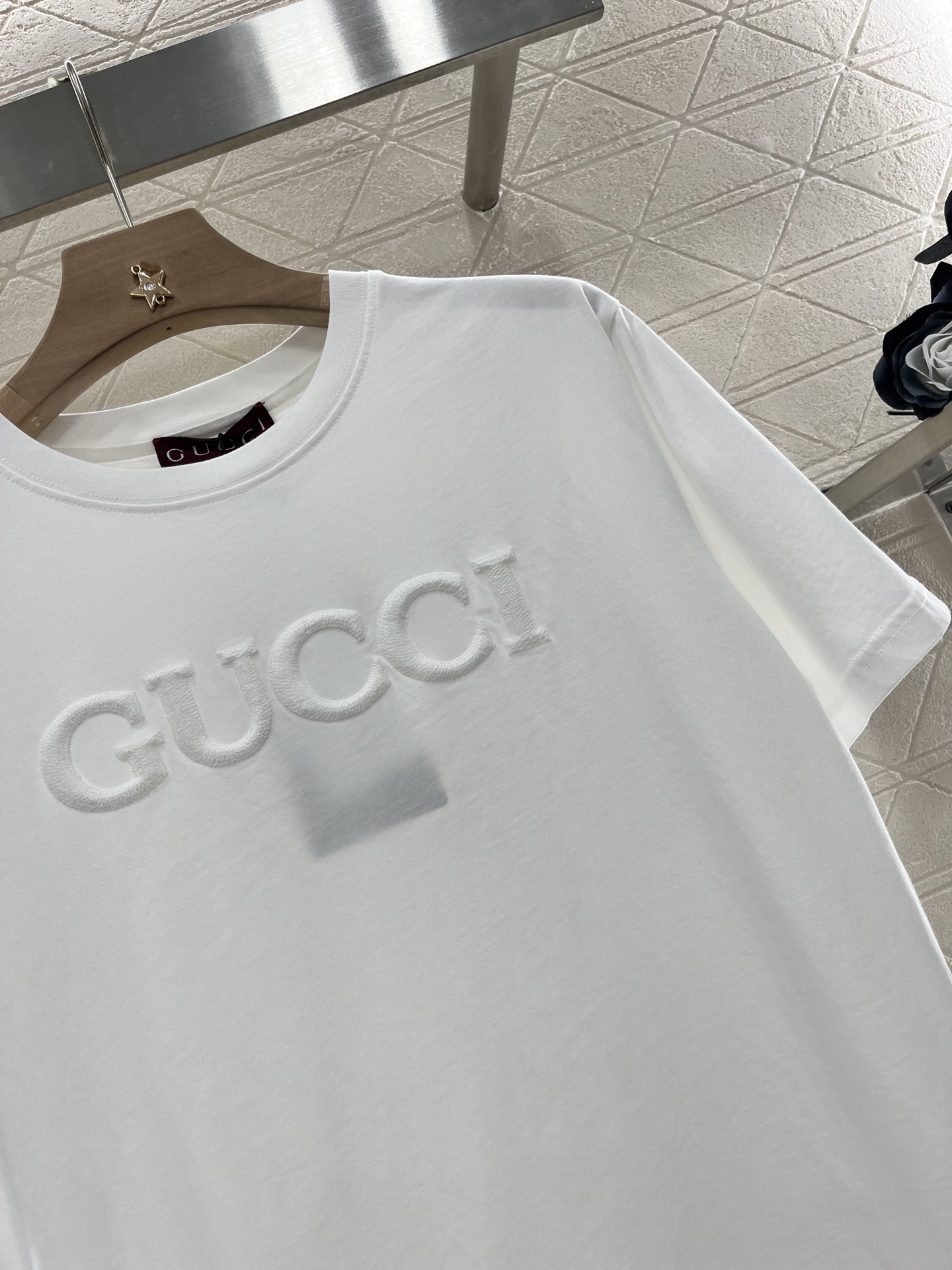 ♥Gucc*♥2025新品上架
     圆领立体徽标𝑇𝑒𝑒
定制YB原生全棉材质 透气舒适 质感十足 