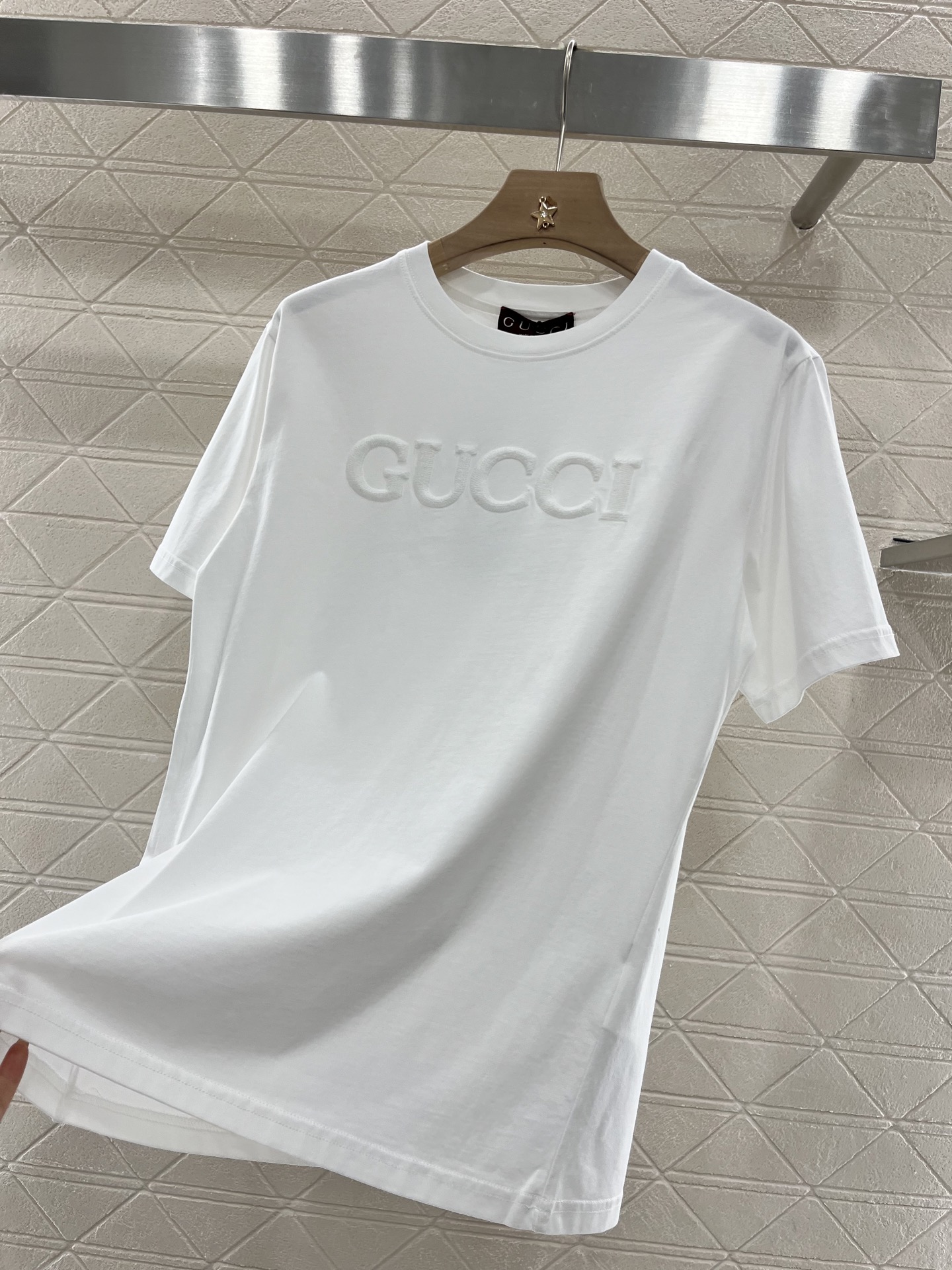 ♥Gucc*♥2025新品上架
     圆领立体徽标𝑇𝑒𝑒
定制YB原生全棉材质 透气舒适 质感十足 