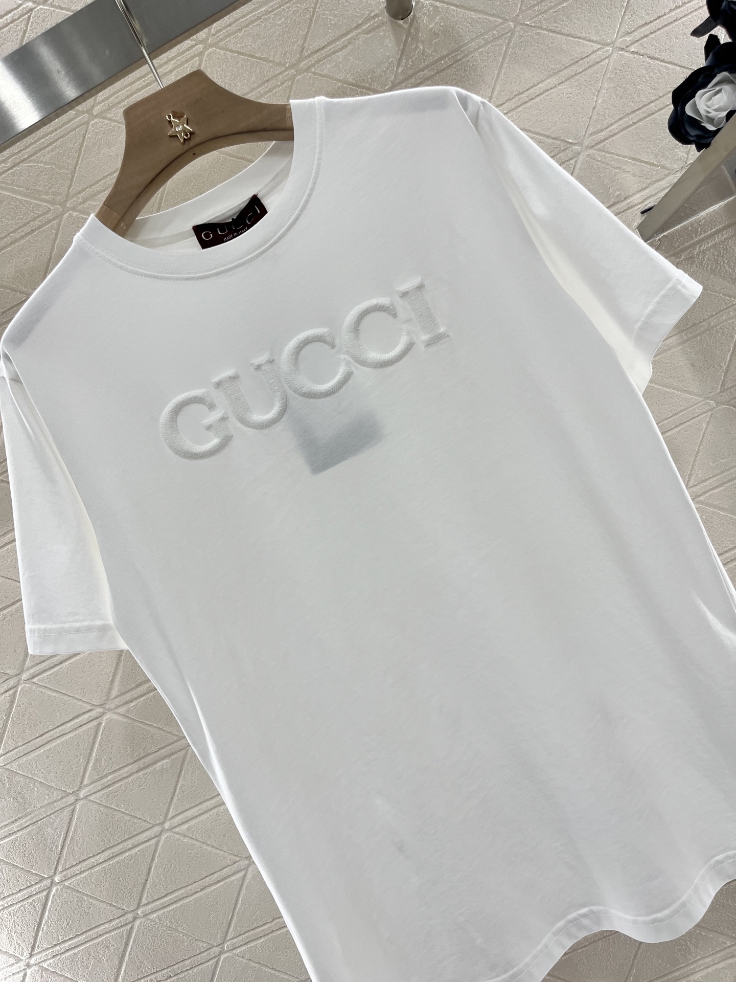 ♥Gucc*♥2025新品上架
     圆领立体徽标𝑇𝑒𝑒
定制YB原生全棉材质 透气舒适 质感十足 