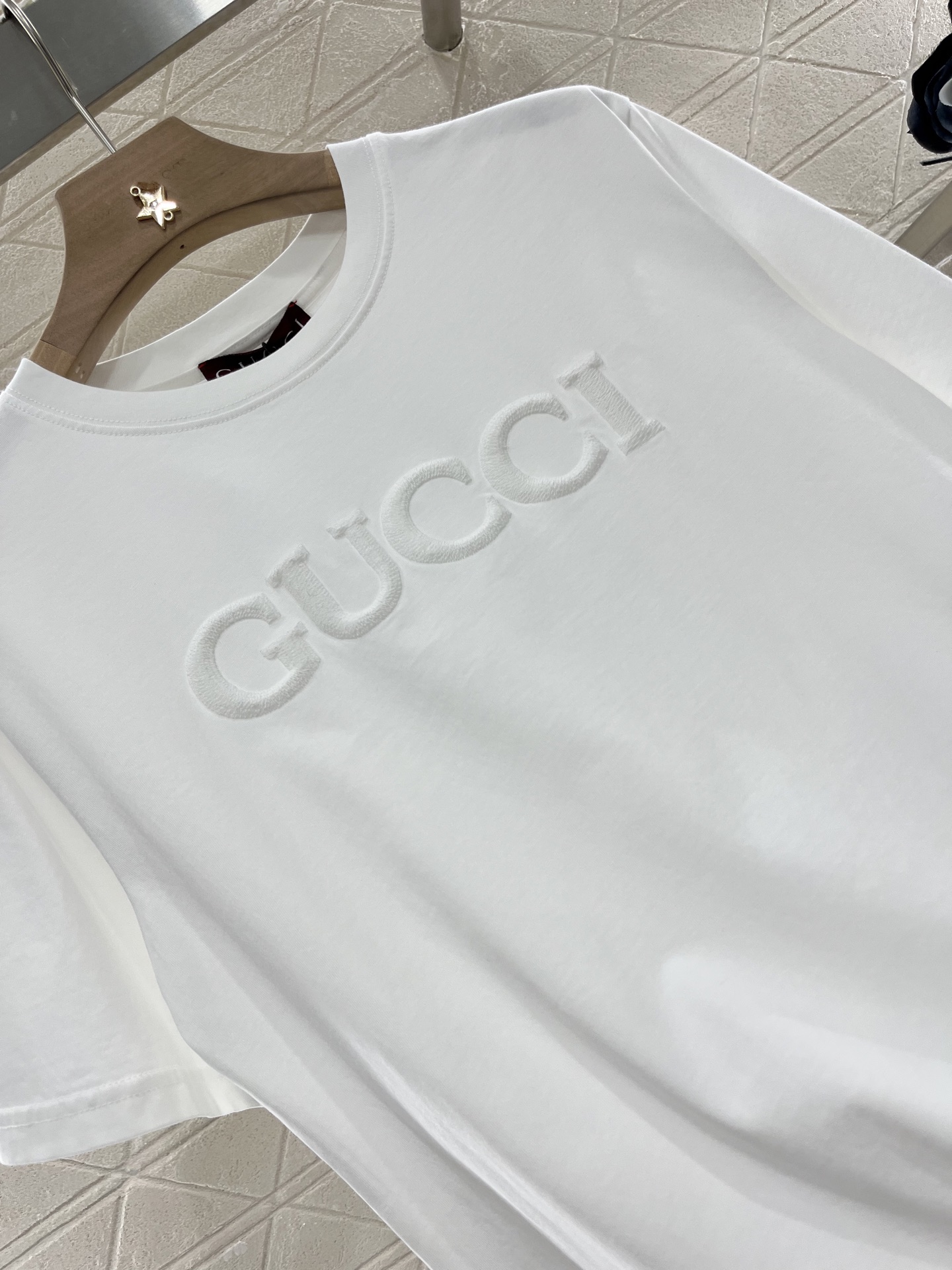 ♥Gucc*♥2025新品上架
     圆领立体徽标𝑇𝑒𝑒
定制YB原生全棉材质 透气舒适 质感十足 
