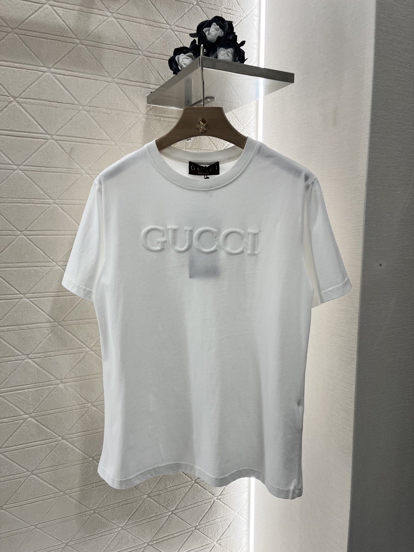 ♥Gucc*♥2025新品上架
     圆领立体徽标𝑇𝑒𝑒
定制YB原生全棉材质 透气舒适 质感十足 