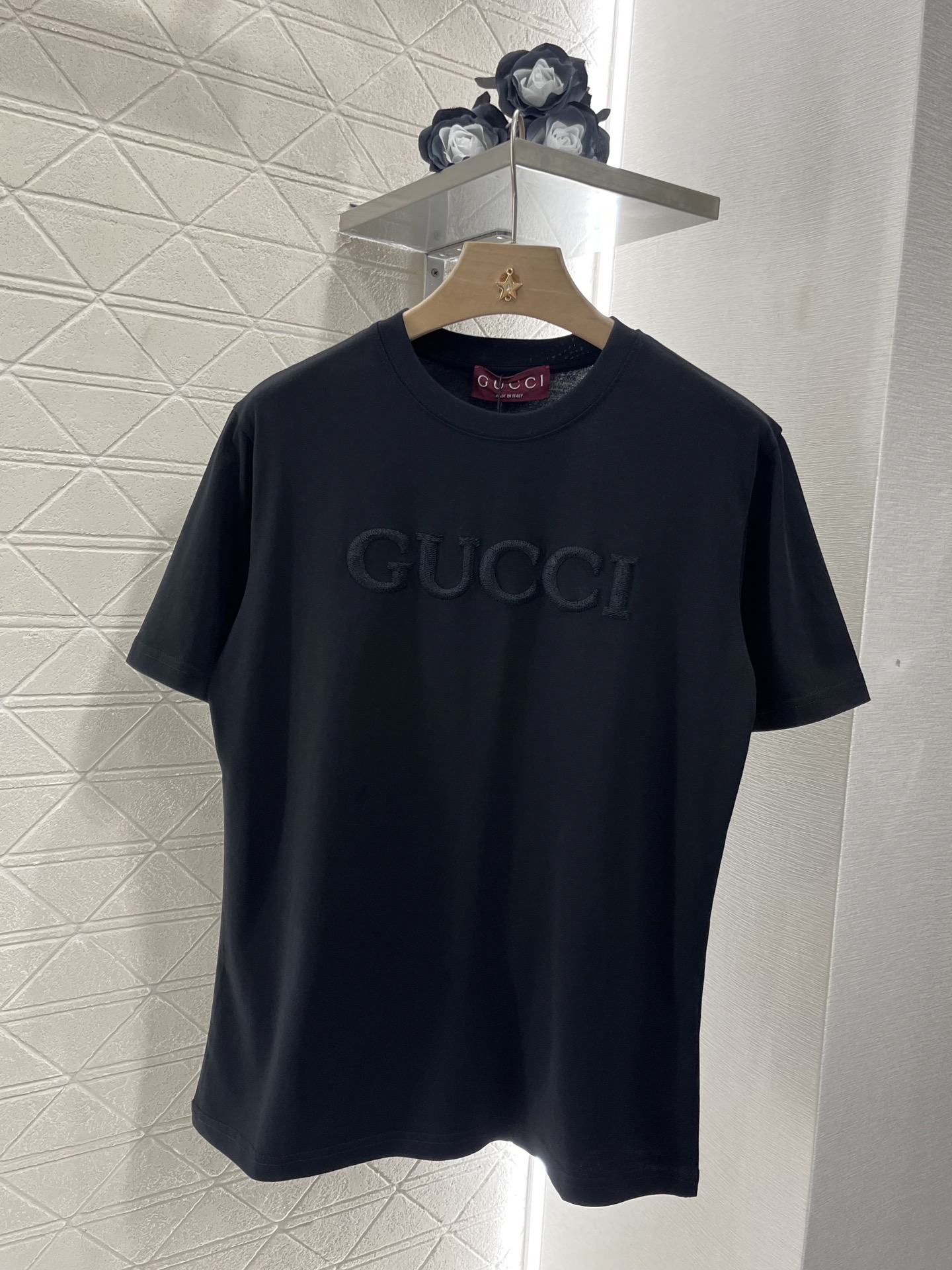 ♥Gucc*♥2025新品上架
     圆领立体徽标𝑇𝑒𝑒
定制YB原生全棉材质 透气舒适 质感十足 