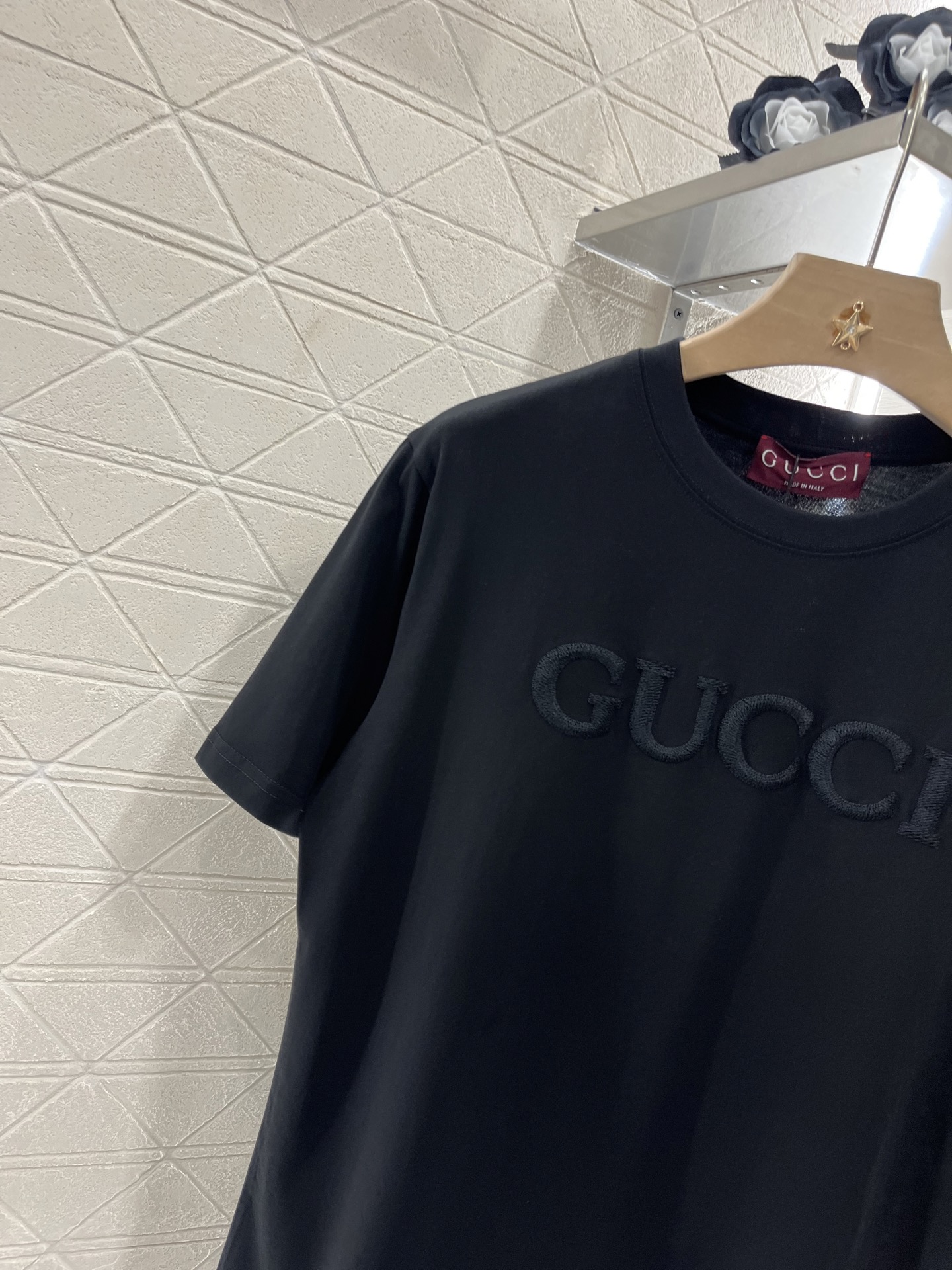 ♥Gucc*♥2025新品上架
     圆领立体徽标𝑇𝑒𝑒
定制YB原生全棉材质 透气舒适 质感十足 