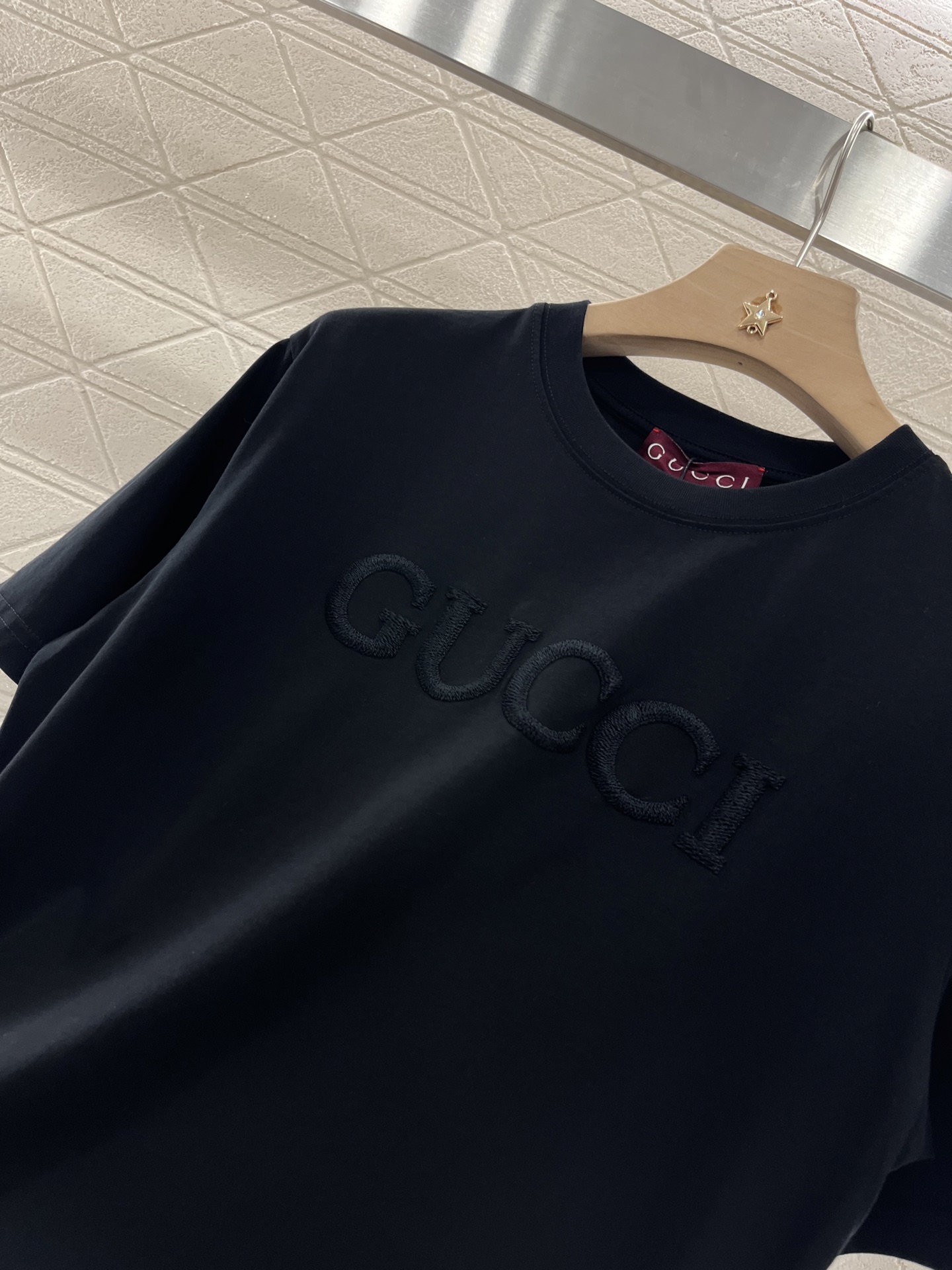 ♥Gucc*♥2025新品上架
     圆领立体徽标𝑇𝑒𝑒
定制YB原生全棉材质 透气舒适 质感十足 