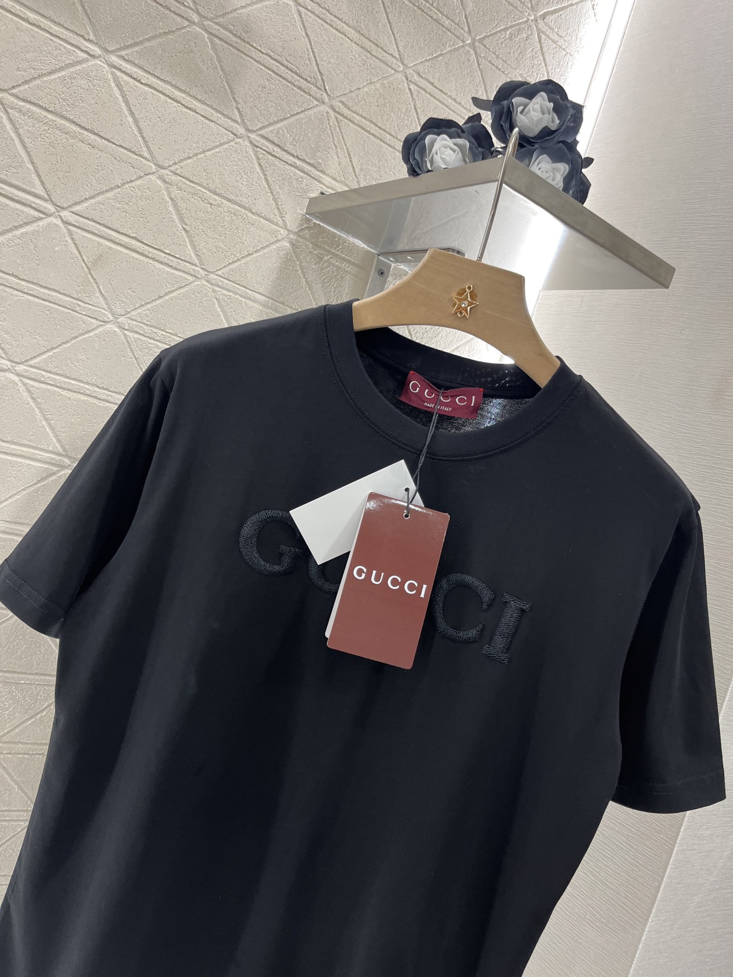 ♥Gucc*♥2025新品上架
     圆领立体徽标𝑇𝑒𝑒
定制YB原生全棉材质 透气舒适 质感十足 