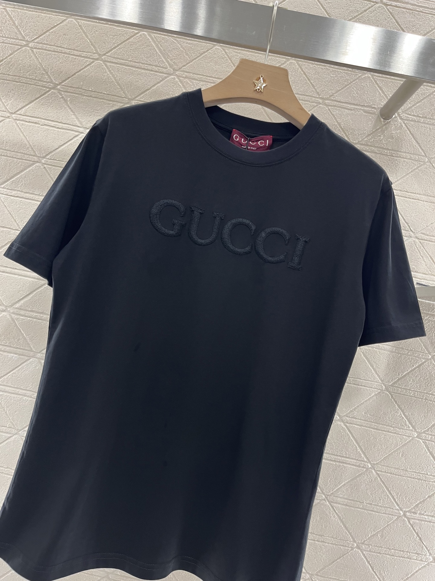 ♥Gucc*♥2025新品上架
     圆领立体徽标𝑇𝑒𝑒
定制YB原生全棉材质 透气舒适 质感十足 