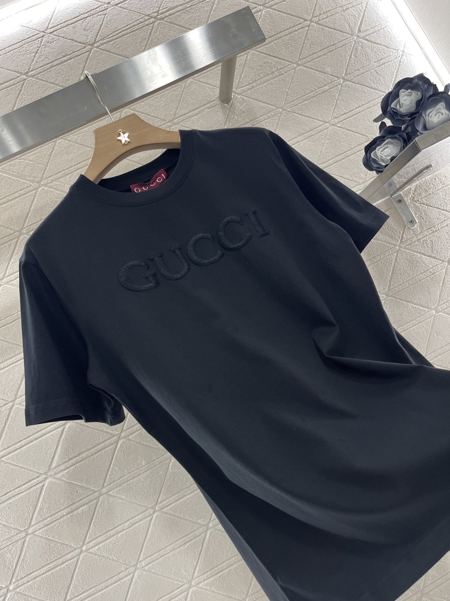 ♥Gucc*♥2025新品上架
     圆领立体徽标𝑇𝑒𝑒
定制YB原生全棉材质 透气舒适 质感十足 