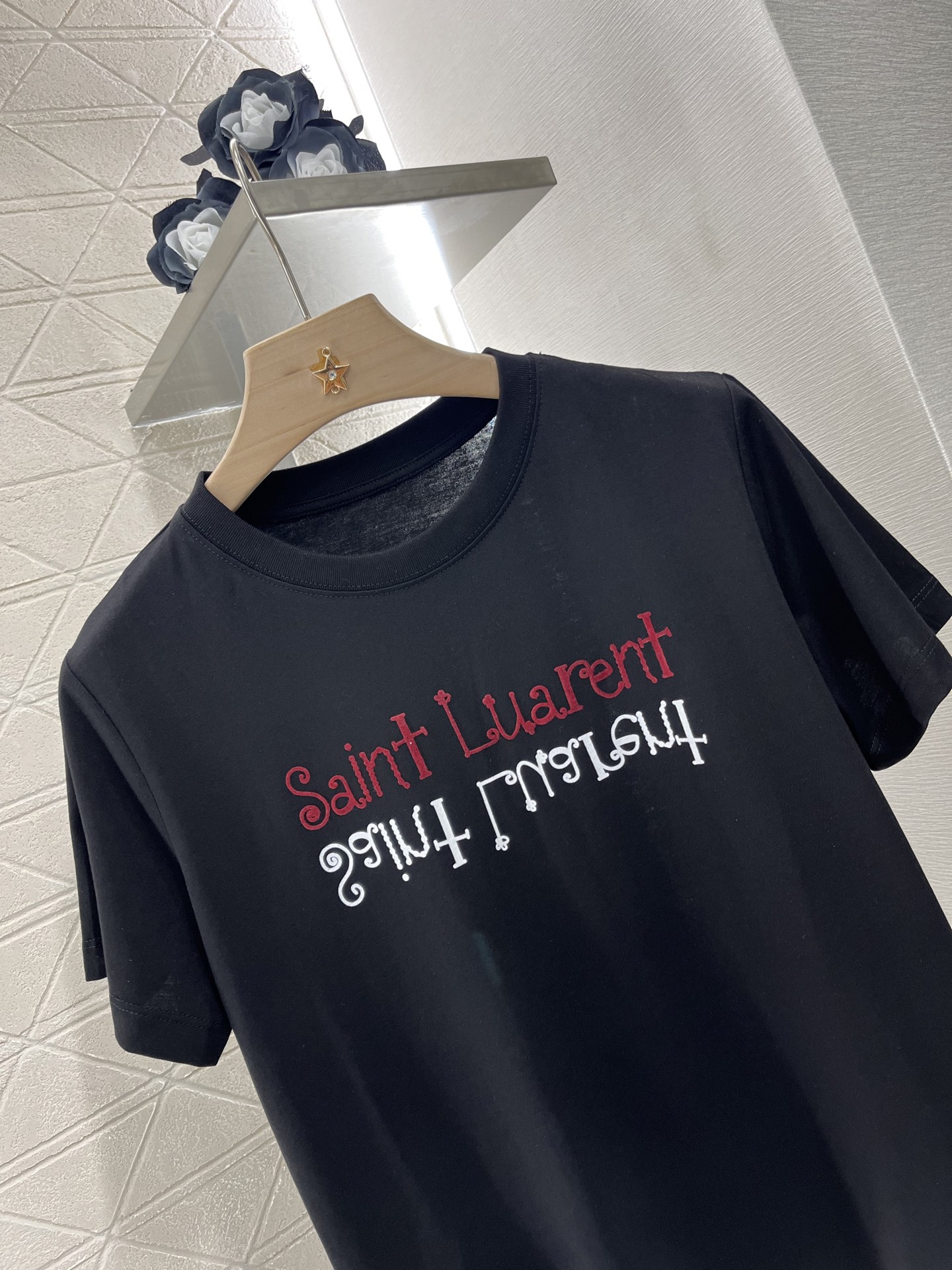 ♥Saint Lauren*♥2025新品上架
       圆领印花徽标𝑇𝑒𝑒
定制YB原生全棉材质 