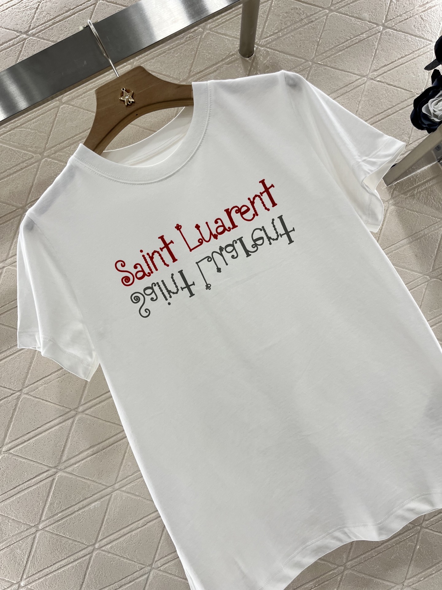 ♥Saint Lauren*♥2025新品上架
       圆领印花徽标𝑇𝑒𝑒
定制YB原生全棉材质 