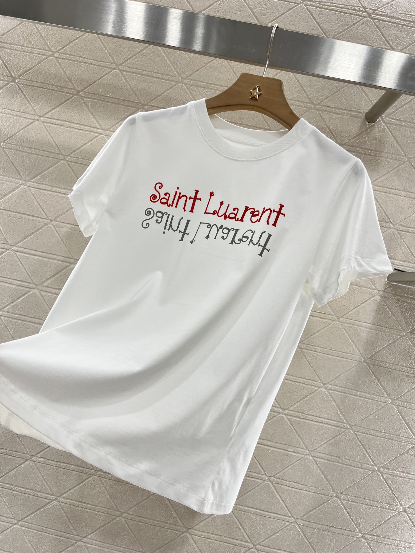♥Saint Lauren*♥2025新品上架
       圆领印花徽标𝑇𝑒𝑒
定制YB原生全棉材质 