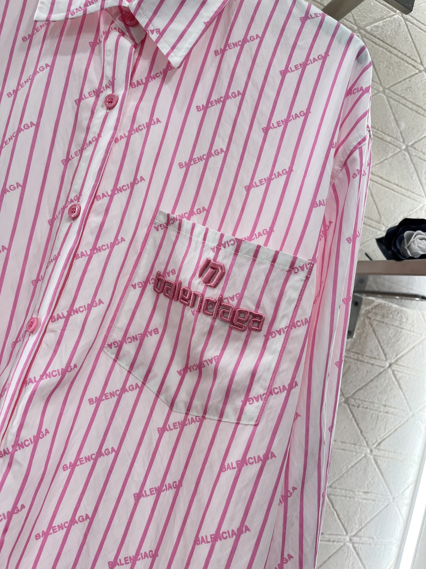 ♥Balenciag*♥2025新品上架
     条纹刺绣口袋衬衣
定制YB斜纹全棉材质 质感舒适细腻