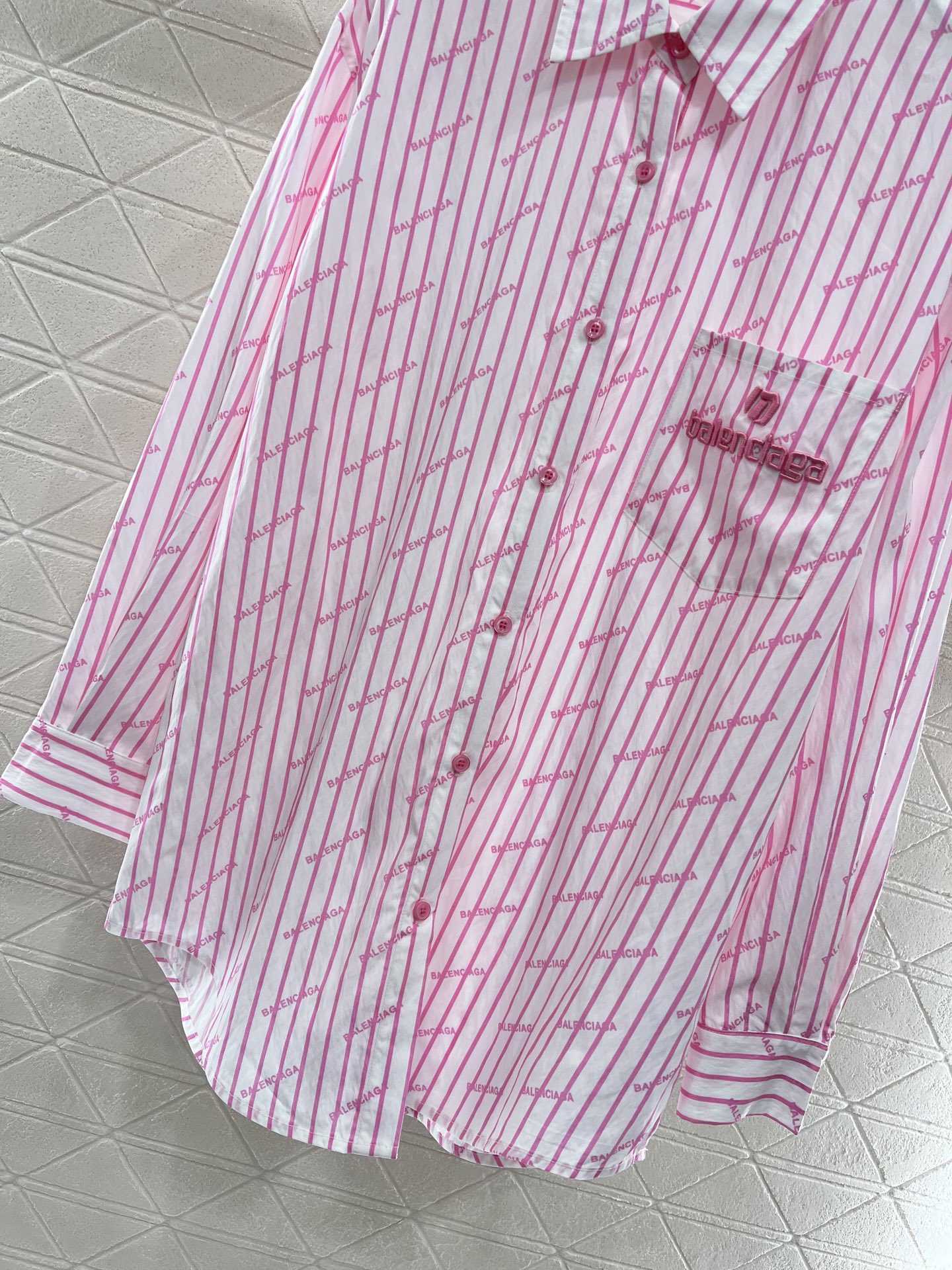 ♥Balenciag*♥2025新品上架
     条纹刺绣口袋衬衣
定制YB斜纹全棉材质 质感舒适细腻